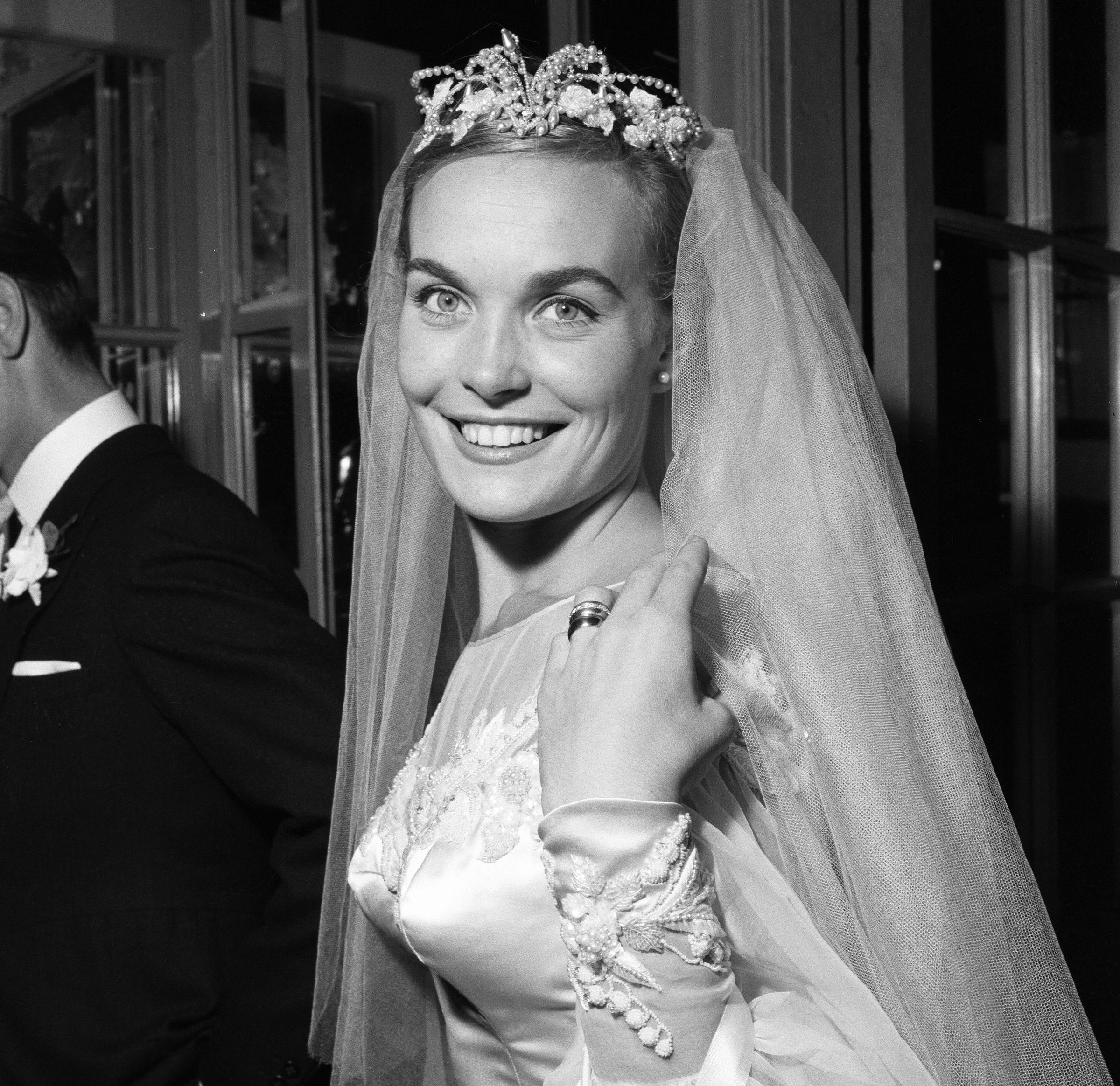 Shirley Eaton heiratet am 5. August 1957 in St. Mary's, Kenton, Middlesex. | Quelle: Getty Images