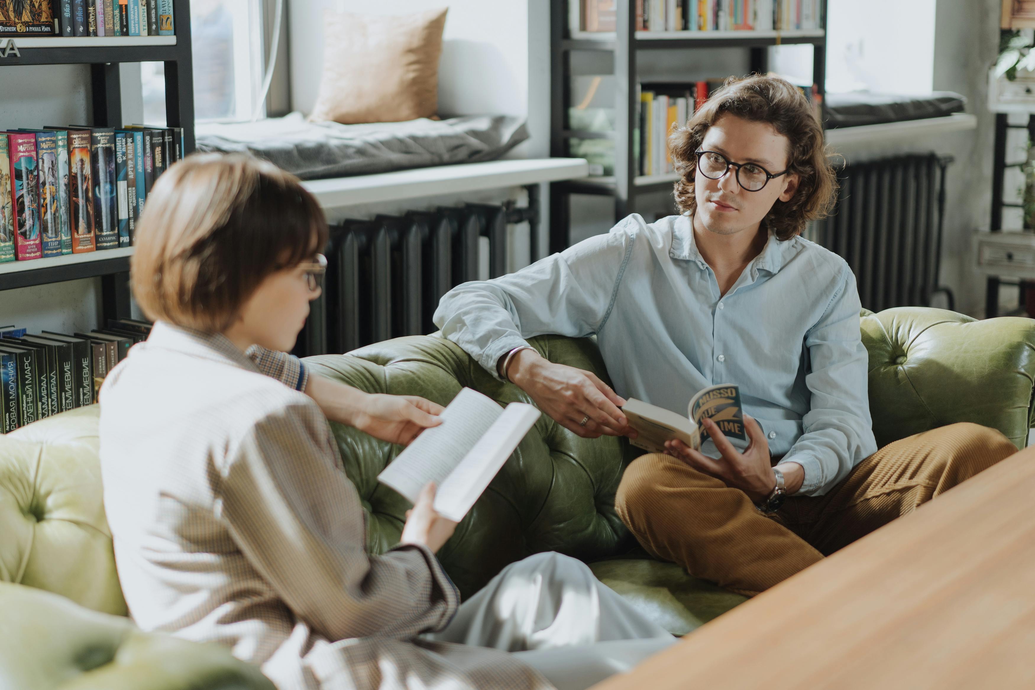 Ein Paar, das Bücher liest und sich unterhält | Quelle: Pexels