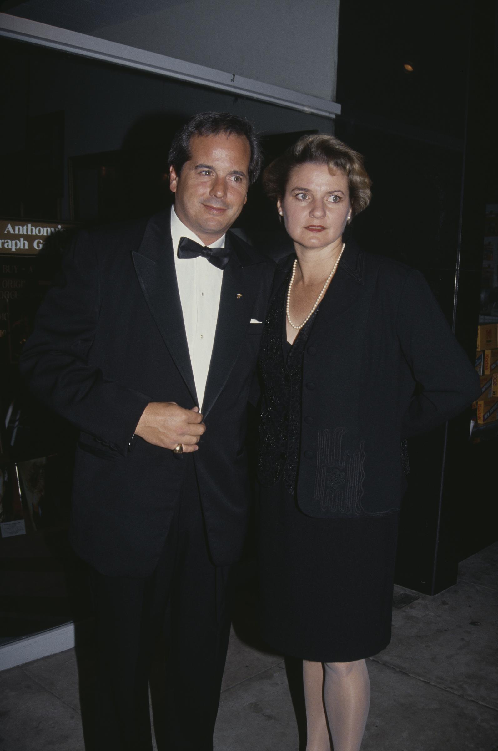 Desi Arnaz Jr. mit seiner Frau Amy, ca. 1995 | Quelle: Getty Images