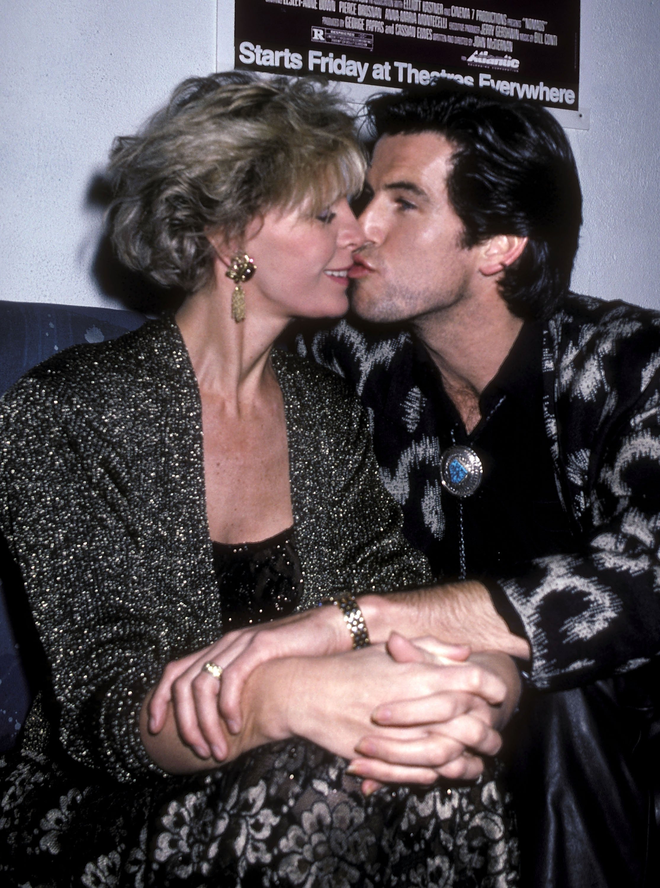 Der Schauspieler Pierce Brosnan und seine Frau Cassandra Harris bei der „Nomads“ Premiere Party am 6. März 1986 im Limelight in New York City. | Quelle: Getty Images