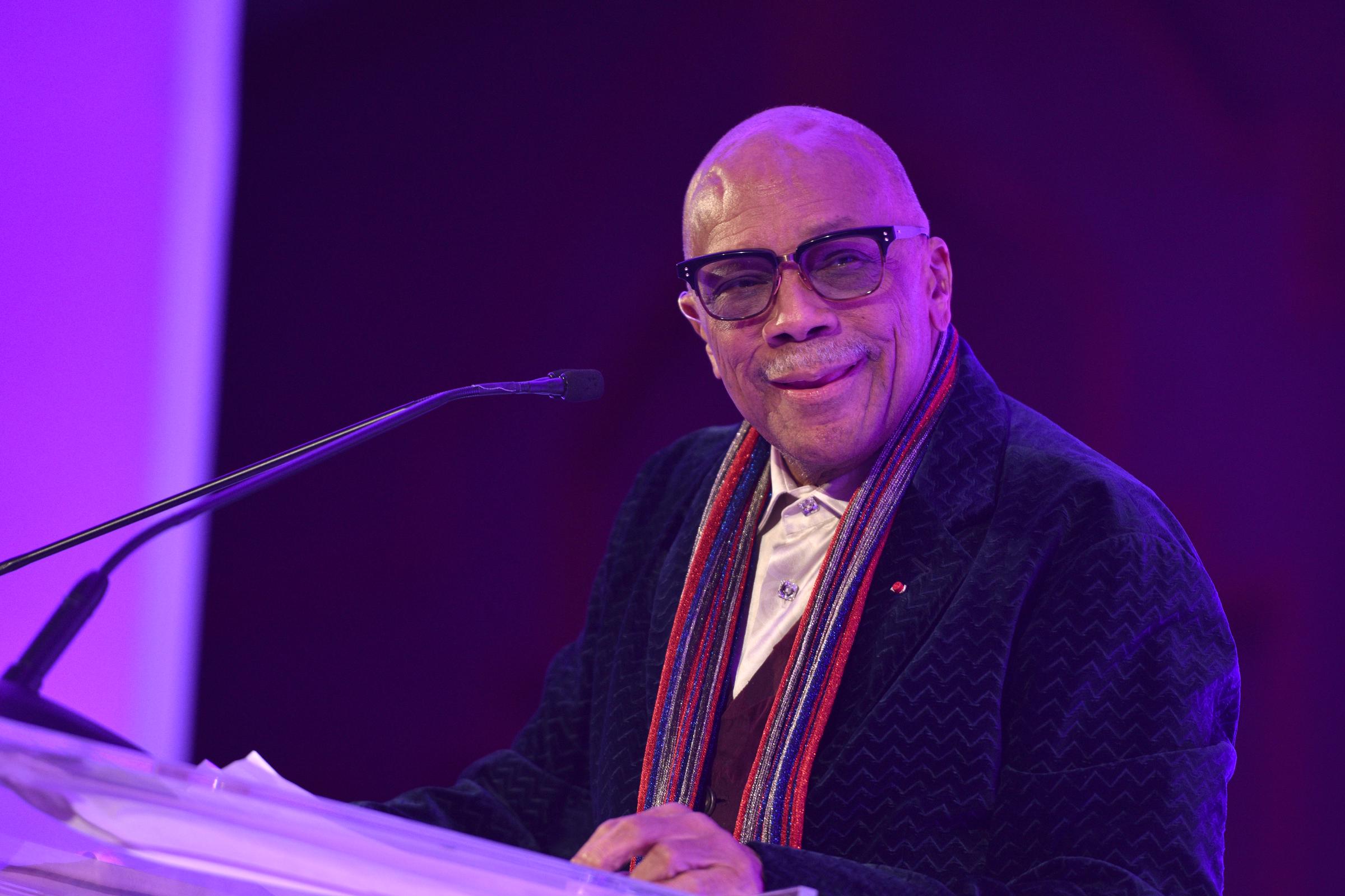 Quincy Jones überreicht Amanda Booth den Global's Quincy Jones Exceptional Advocacy Award auf der Be Beautiful Be Yourself Fashion Show der Global Down Syndrome Foundation in Denver, Colorado, am 2. November 2019 | Quelle: Getty Images