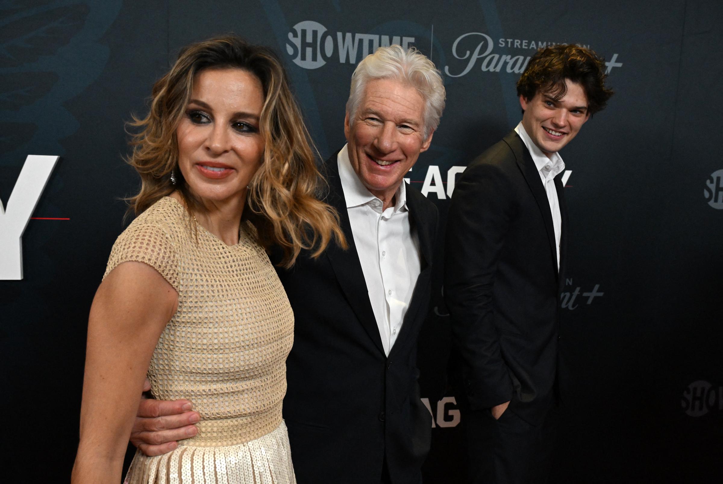Richard Gere, Alejandra Silva und Geres Sohn Homer nahmen im November 2024 an einer Premiere in New York teil, kurz bevor die Familie sich in Spanien niederließ. Homer sagte später, er hoffe, dass sie irgendwann wieder mehr Zeit in den Vereinigten Staaten verbringen würden. | Quelle: Getty Images