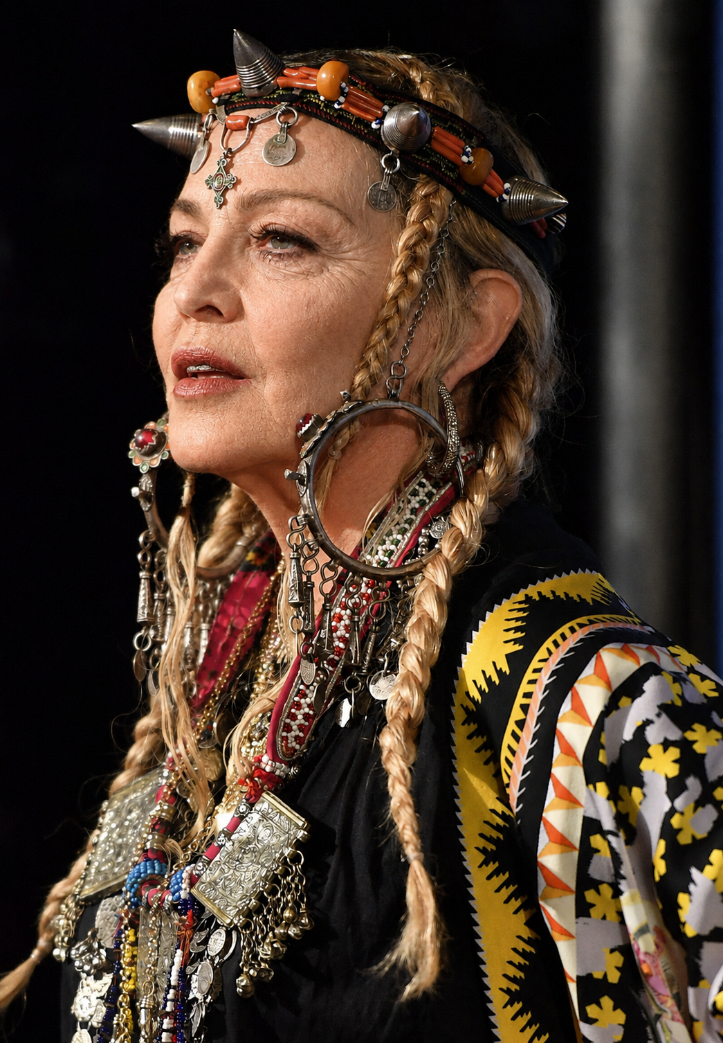 Durch die KI-Bearbeitung bleiben das gleiche Profil und das aufwendige Styling erhalten, während Madonnas Gesicht ein anderes Aussehen annimmt. | Quelle: Chat GPT