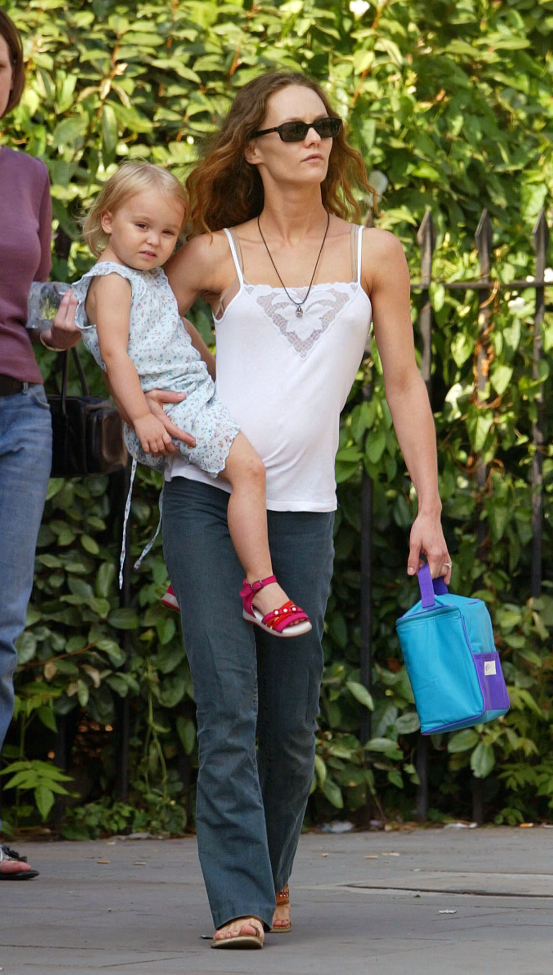 Vanessa Paradis und Lily-Rose Depp auf dem Weg zu einem Picknick in einem Londoner Park, am 14. Juli 2002 | Quelle: Getty Images