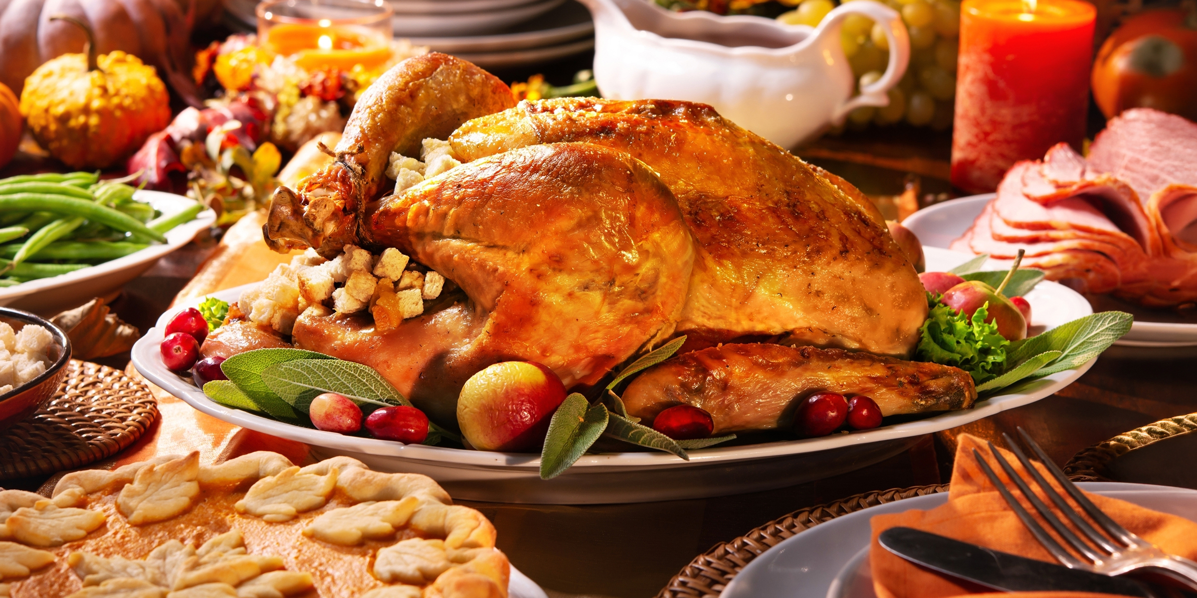 Ein Thanksgiving-Truthahn auf einem Esstisch | Quelle: Shutterstock