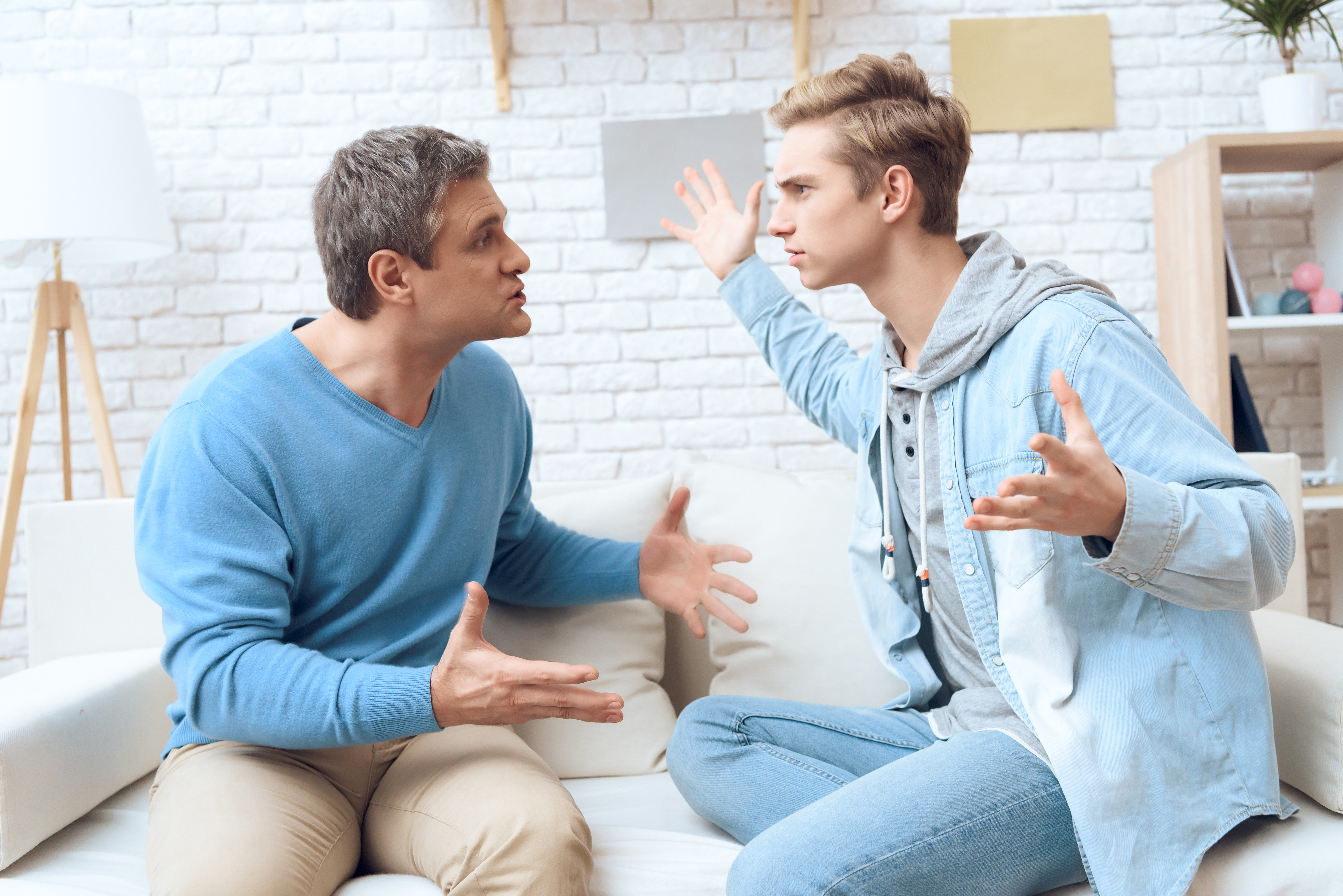 Ein Vater streitet sich mit seinem Sohn zu Hause | Quelle: Shutterstock