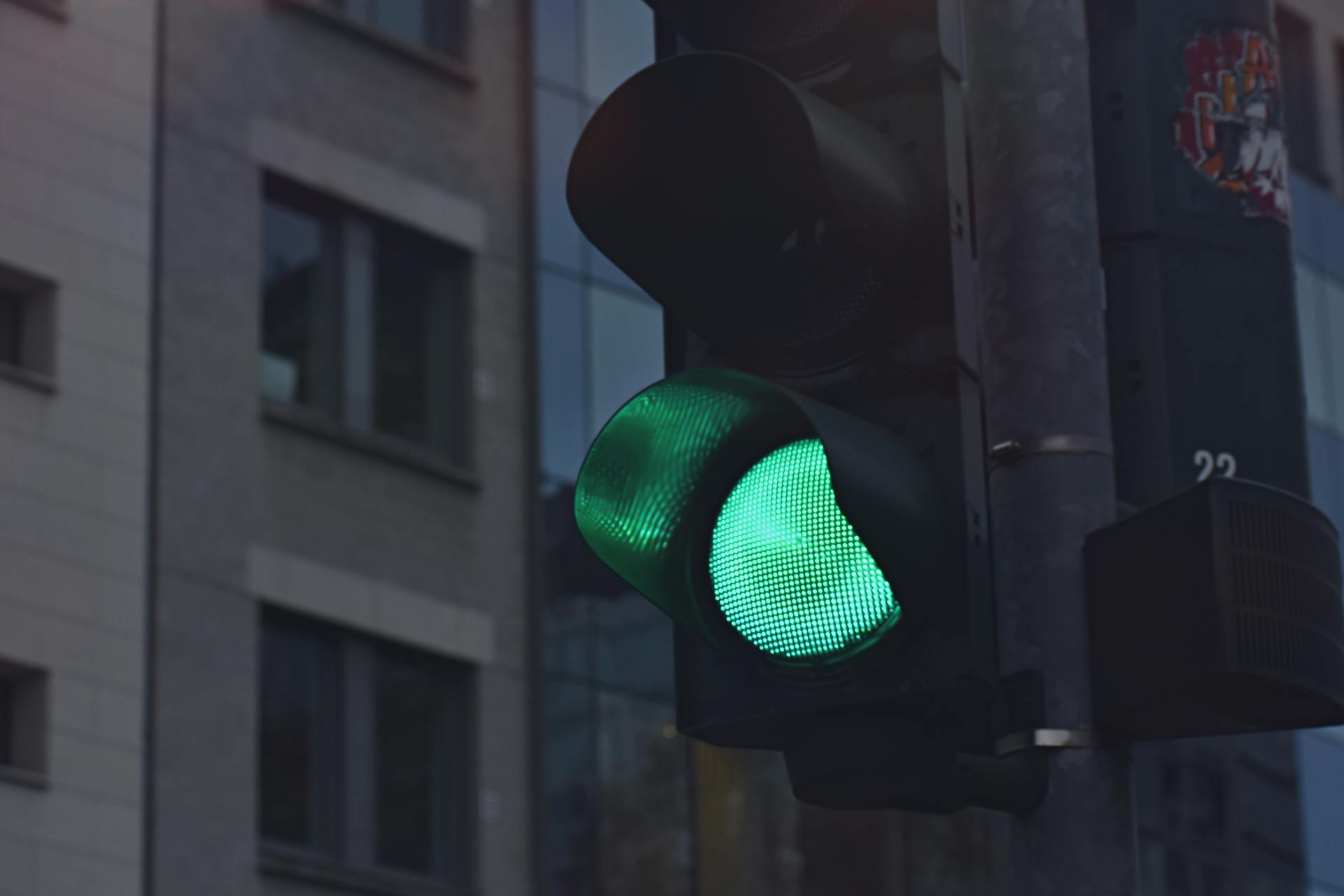 Eine Ampel, die ein grünes Signal anzeigt | Quelle: Pexels