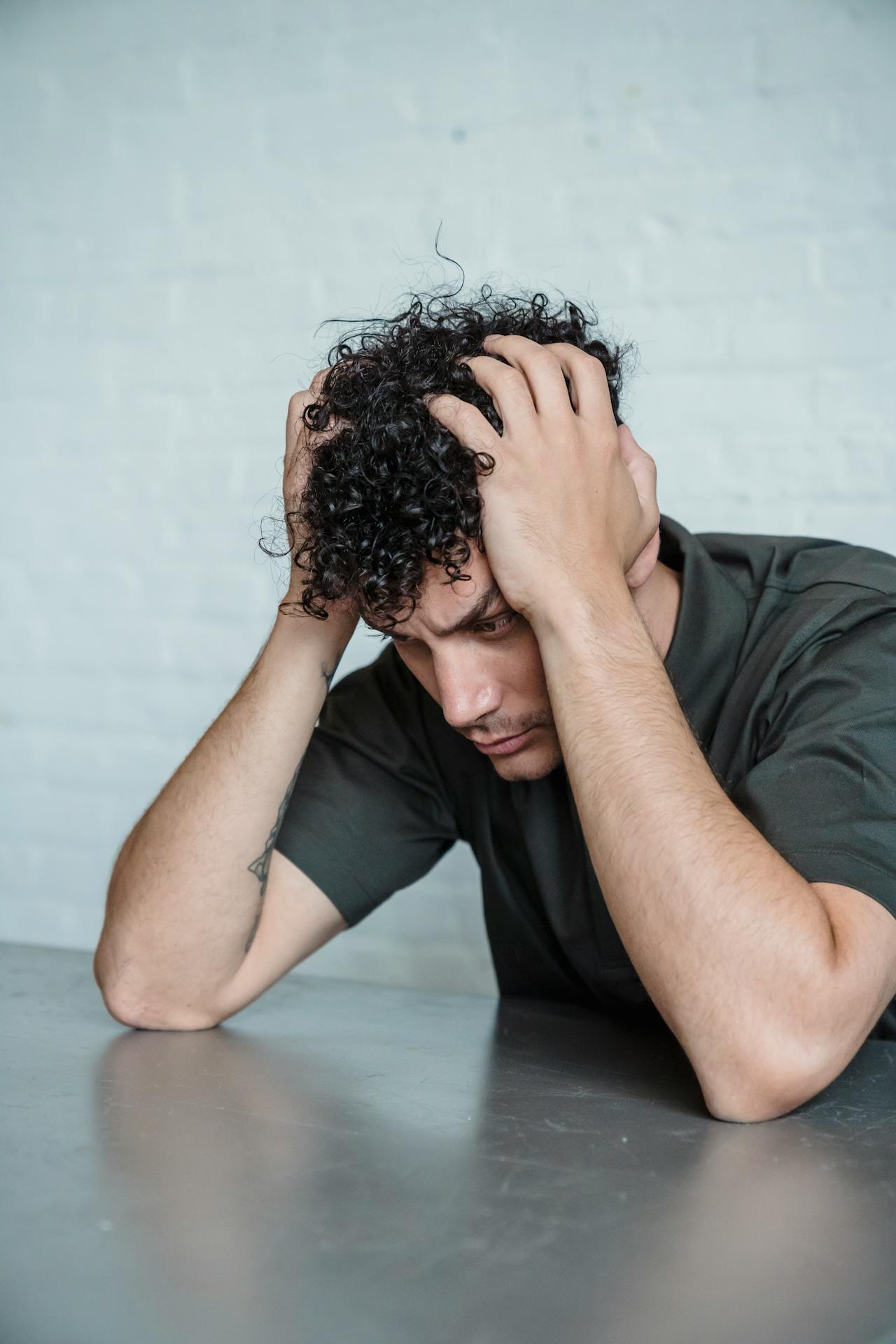 Ein depressiver Mann | Quelle: Pexels