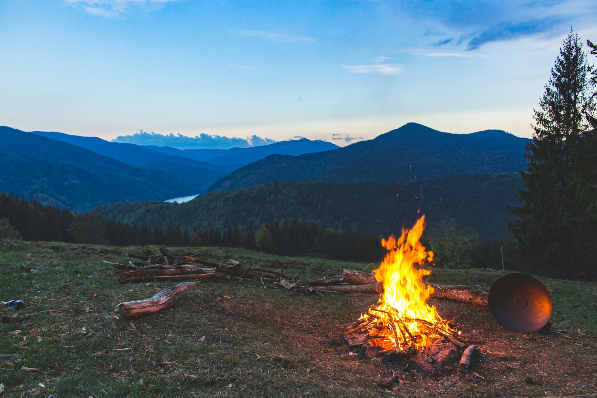 Ein Lagerfeuer auf einem Hügel | Quelle: Pexels