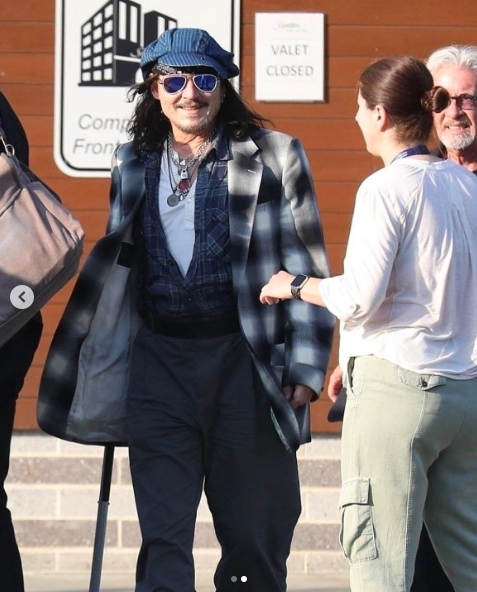 Johnny Depp mit Gehstock gepostet am 30. Juli 2023 | Quelle: Instagram/justjared
