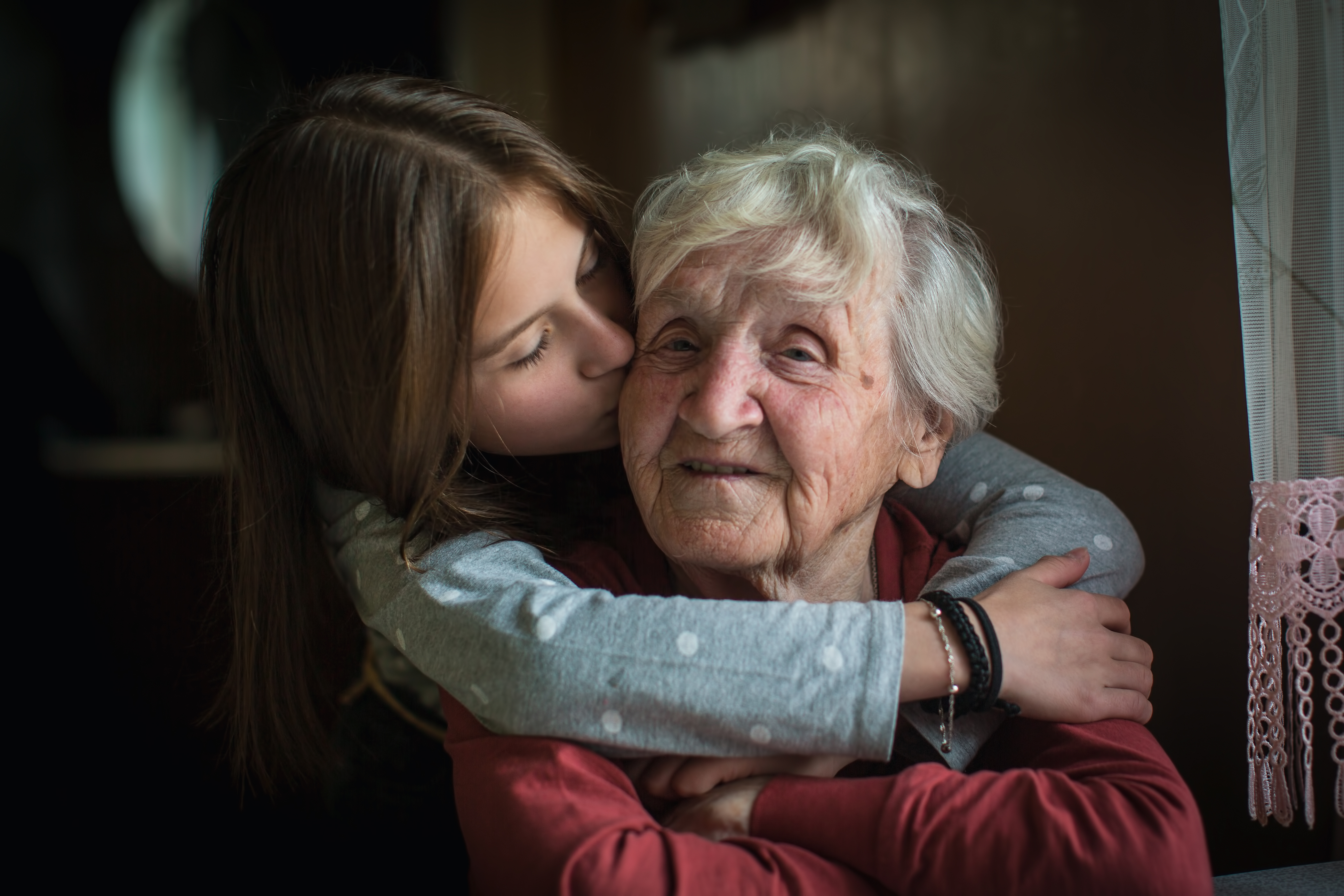 Eine Frau küsst ihre Großmutter auf die Wange | Quelle: Shutterstock