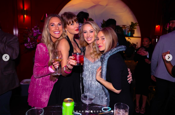 Lyndsay Bell, Taylor Swift, Brittany Mahomes und Ashley Avignone posieren für ein Foto auf der Party, gepostet am 19. Dezember 2024 | Quelle: Instagram/ashavignone