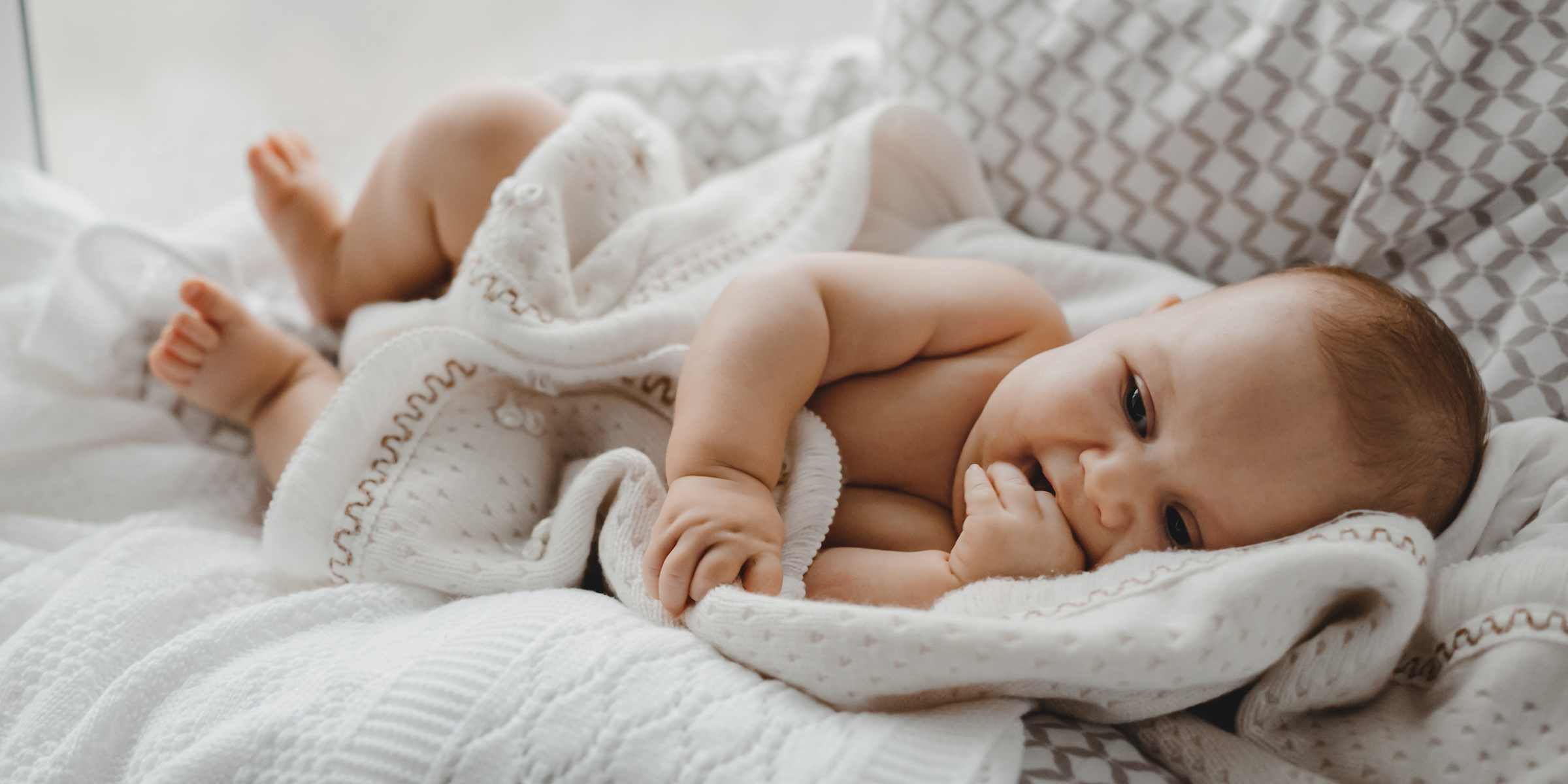 Ein neugeborenes Baby | Quelle: Freepik