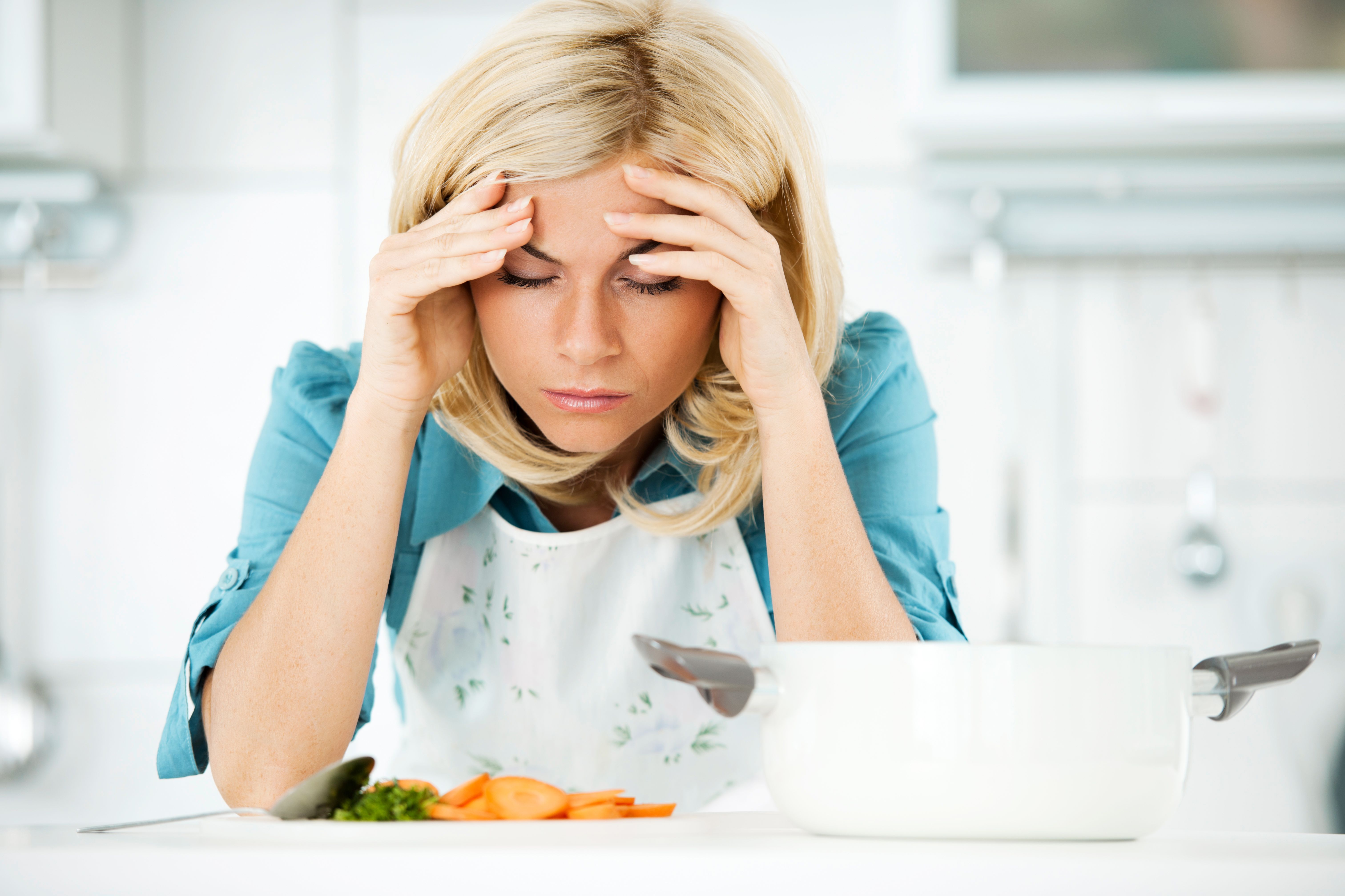 Eine frustrierte Frau in einer Küche | Quelle: Getty Images