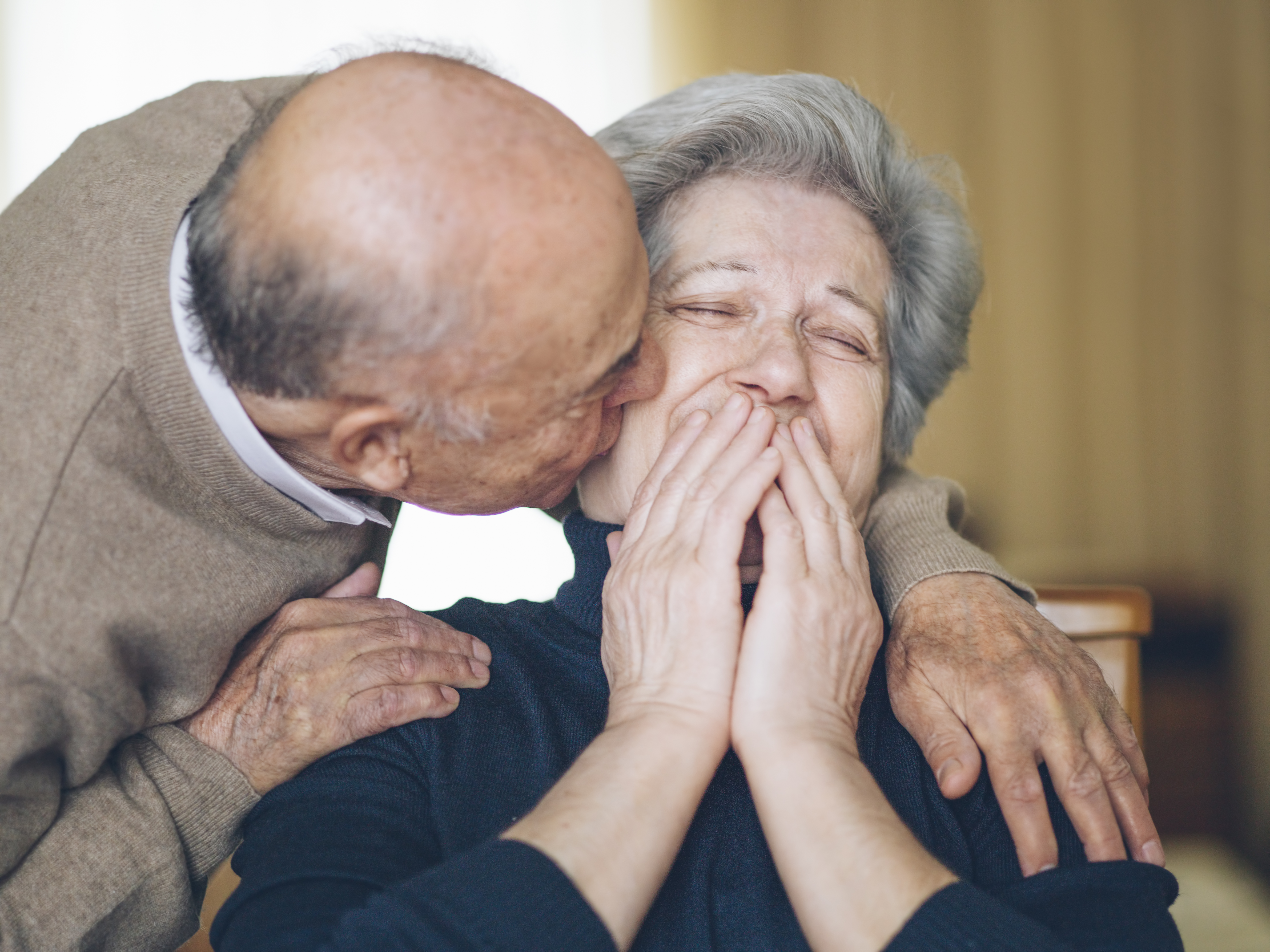 Ein älteres Paar hat Spaß | Quelle: Getty Images