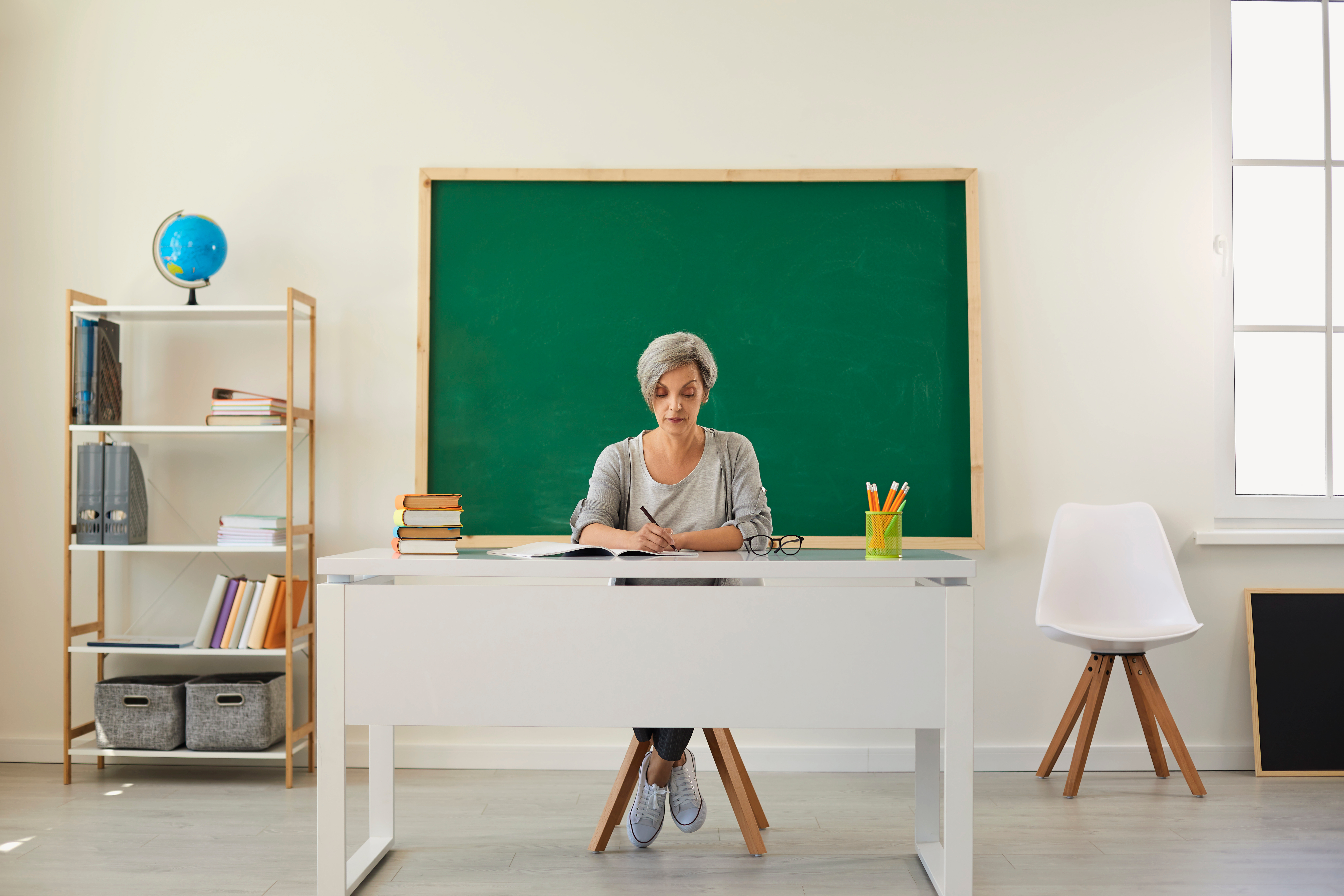 Lehrerin in einem leeren Klassenzimmer | Quelle: Shutterstock