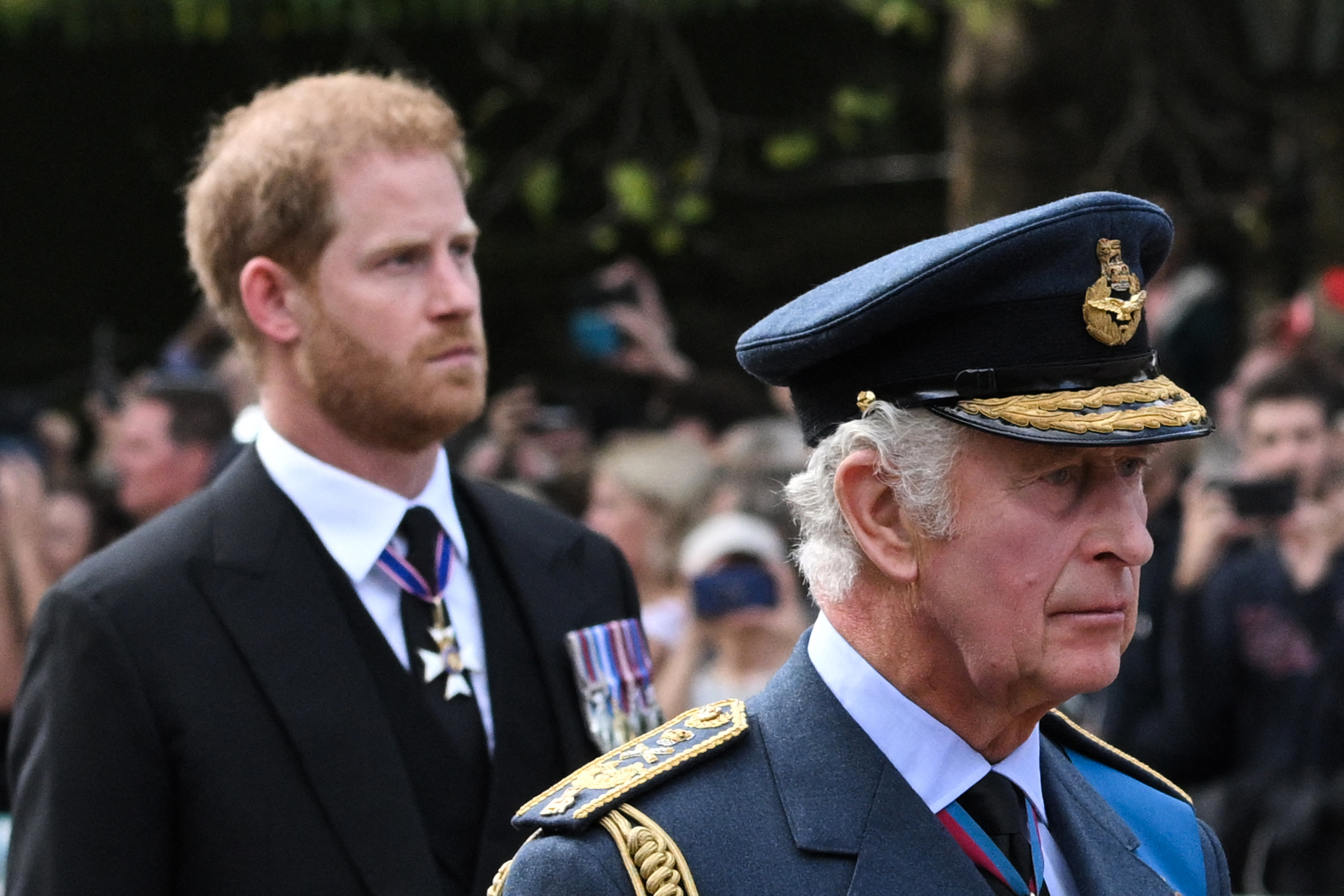 Harrys Beziehung zu seinem Vater steht weiterhin im Fokus der Öffentlichkeit, auch wenn ihr Treffen im Clarence House im vergangenen September als möglicher Schritt zum Wiederaufbau des Vertrauens gewertet wurde. Die mögliche Reise könnte einer Familiengeschichte, die sich seit Jahren öffentlich abspielt, eine weitere emotionale Ebene hinzufügen. | Quelle: Getty Images