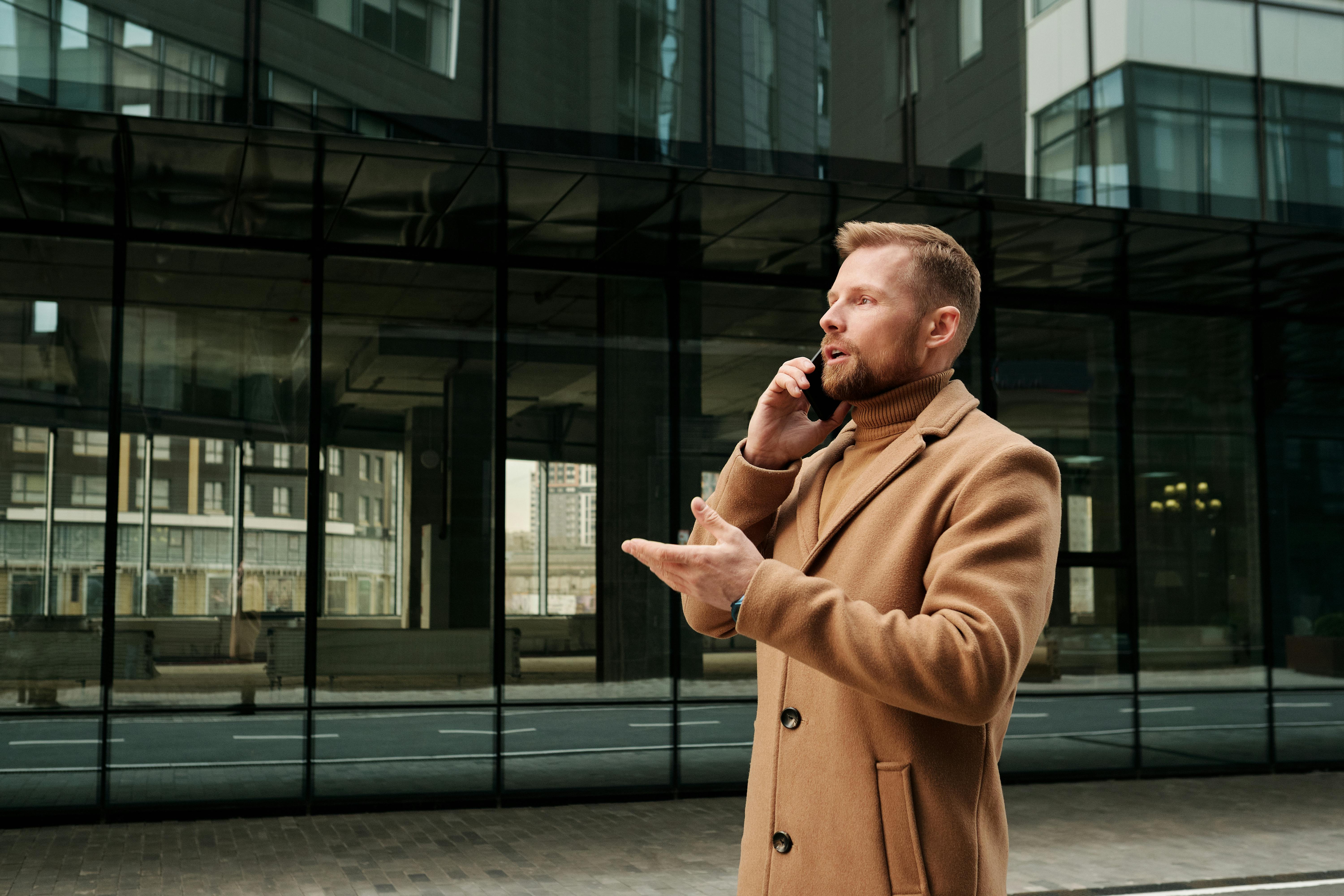 Ein Mann spricht am Telefon | Quelle: Pexels