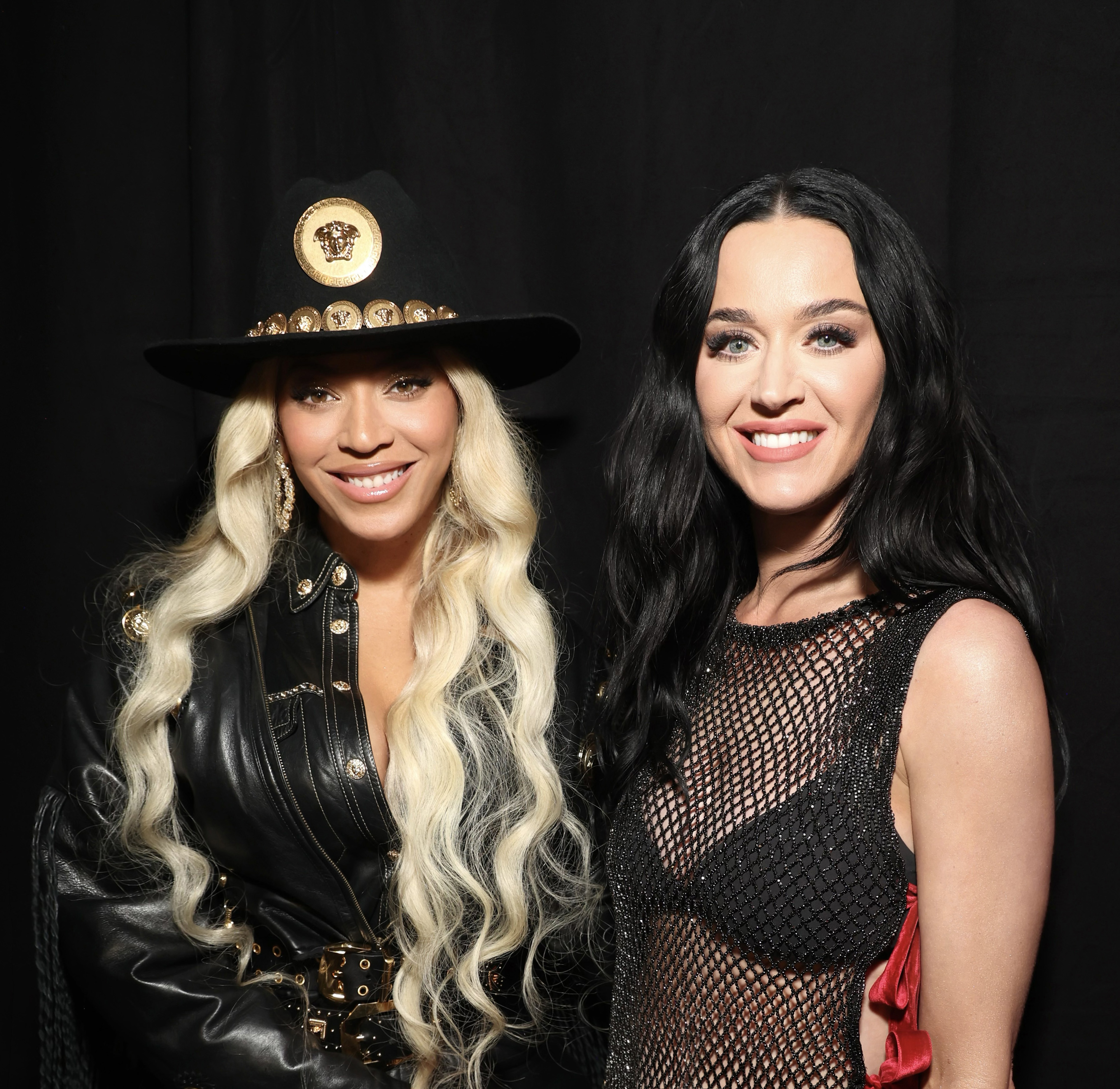 Beyoncé und Katy Perry bei den 2024 iHeart Music Awards am 1. April 2024 in Los Angeles, Kalifornien | Quelle: Getty Images