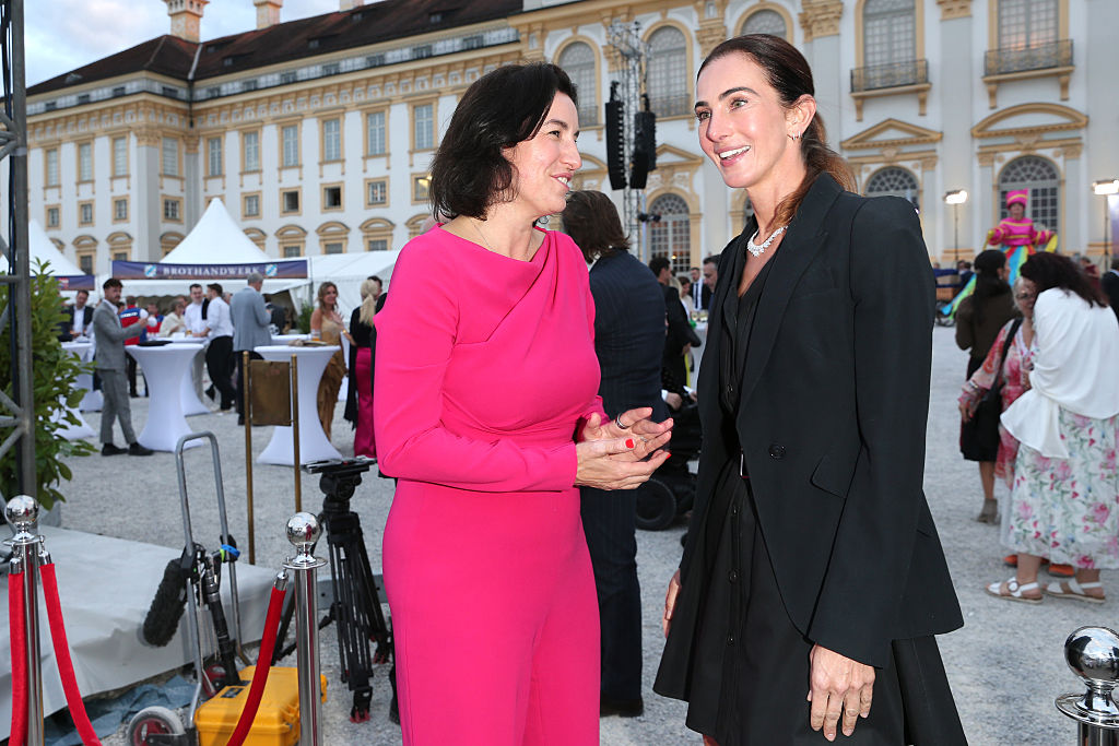 Dorothee Bär und Lisa Müller nehmen am 21. Juli 2026 am Sommerempfang des Bayerischen Landtags im Schloss Schleißheim in Oberschleißheim bei München teil | Quelle: Getty Images