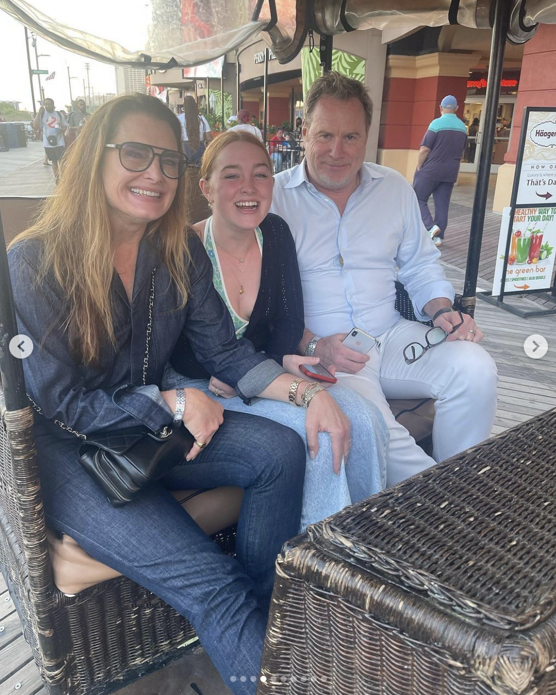 Brooke Shields, Rowan Henchy und ihr Vater Chris Henchy in einem Post vom 16. Mai 2024 | Quelle: Instagram/brookeshields