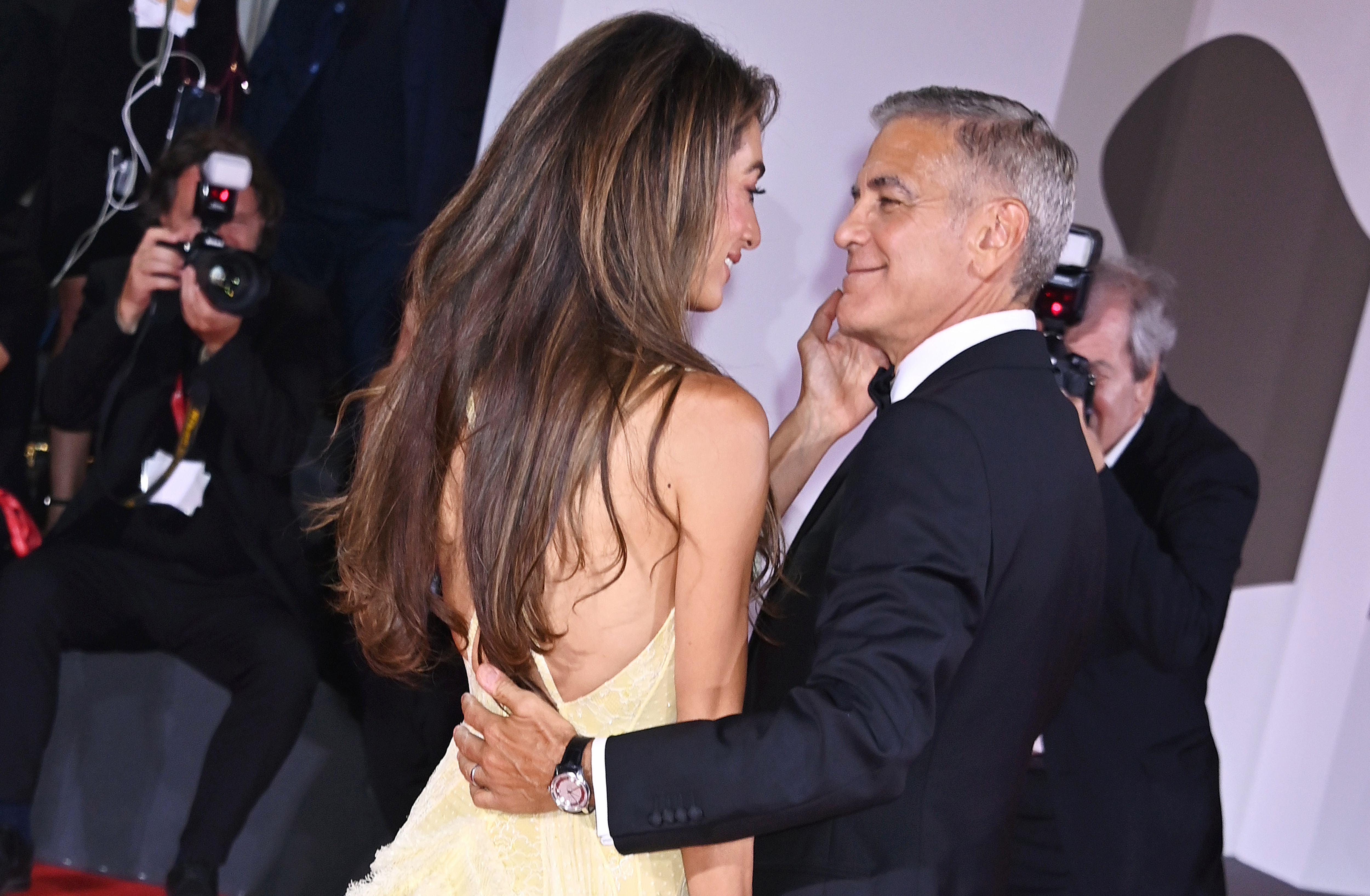 Amal Alamuddin und George Clooney besuchen den roten Teppich der "Wölfe" während der 81. Internationalen Filmfestspiele von Venedig in Venedig, Italien, am 1. September 2024 | Quelle: Getty Images