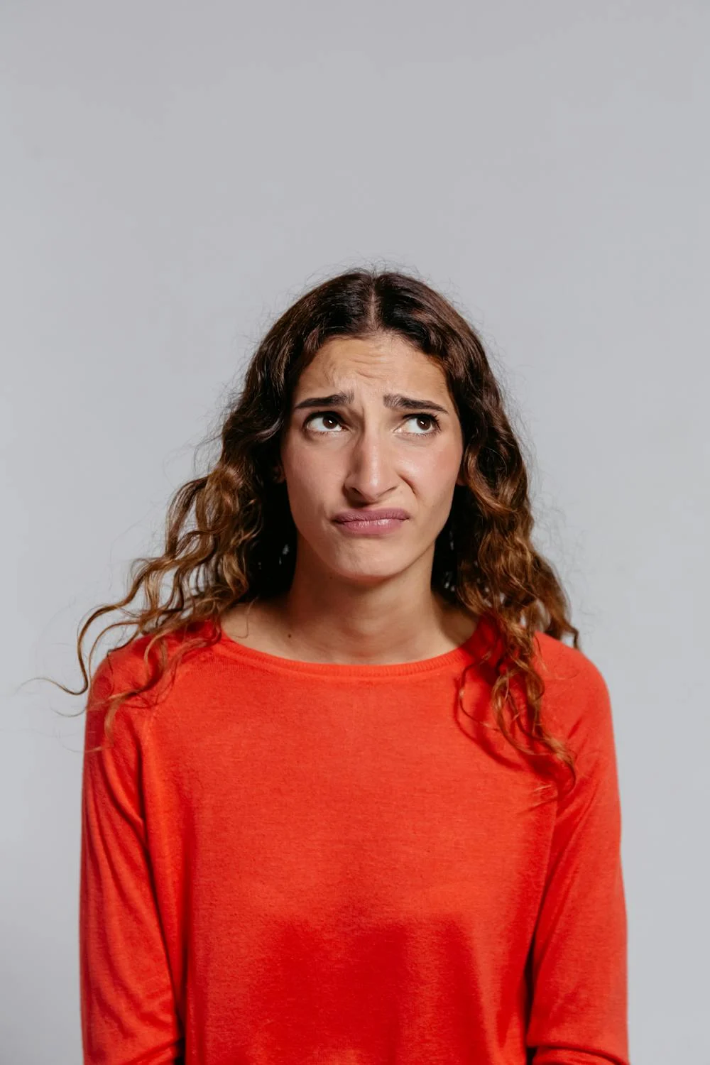Eine genervte Frau, die mit den Augen rollt | Quelle: Pexels