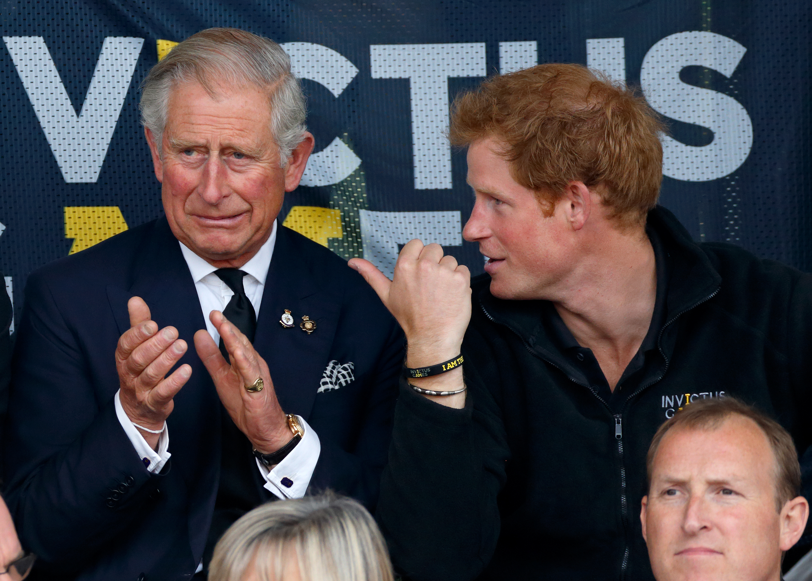 König Charles III. und Prinz Harry während der Invictus Games in London, England am 11. September 2014 | Quelle: Getty Images