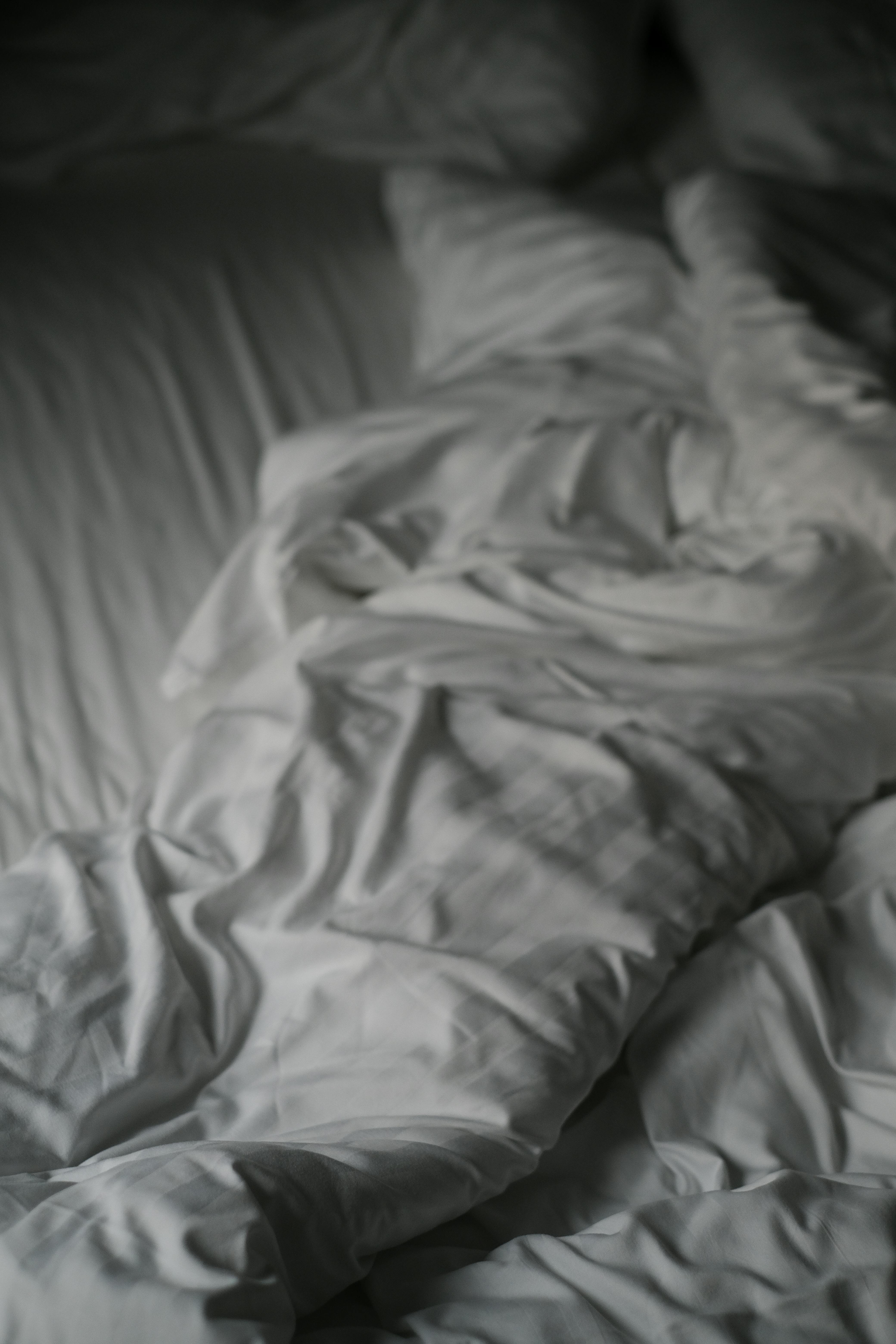 Eine weiße Daunendecke auf einem Bett | Quelle: Pexels