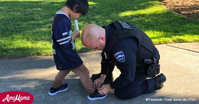 Polizist kaufte einem kleinen Jungen ein neues Paar Schuhe, als er sah, dass seine Sohle blutet und er keine Schuhe anhatte 