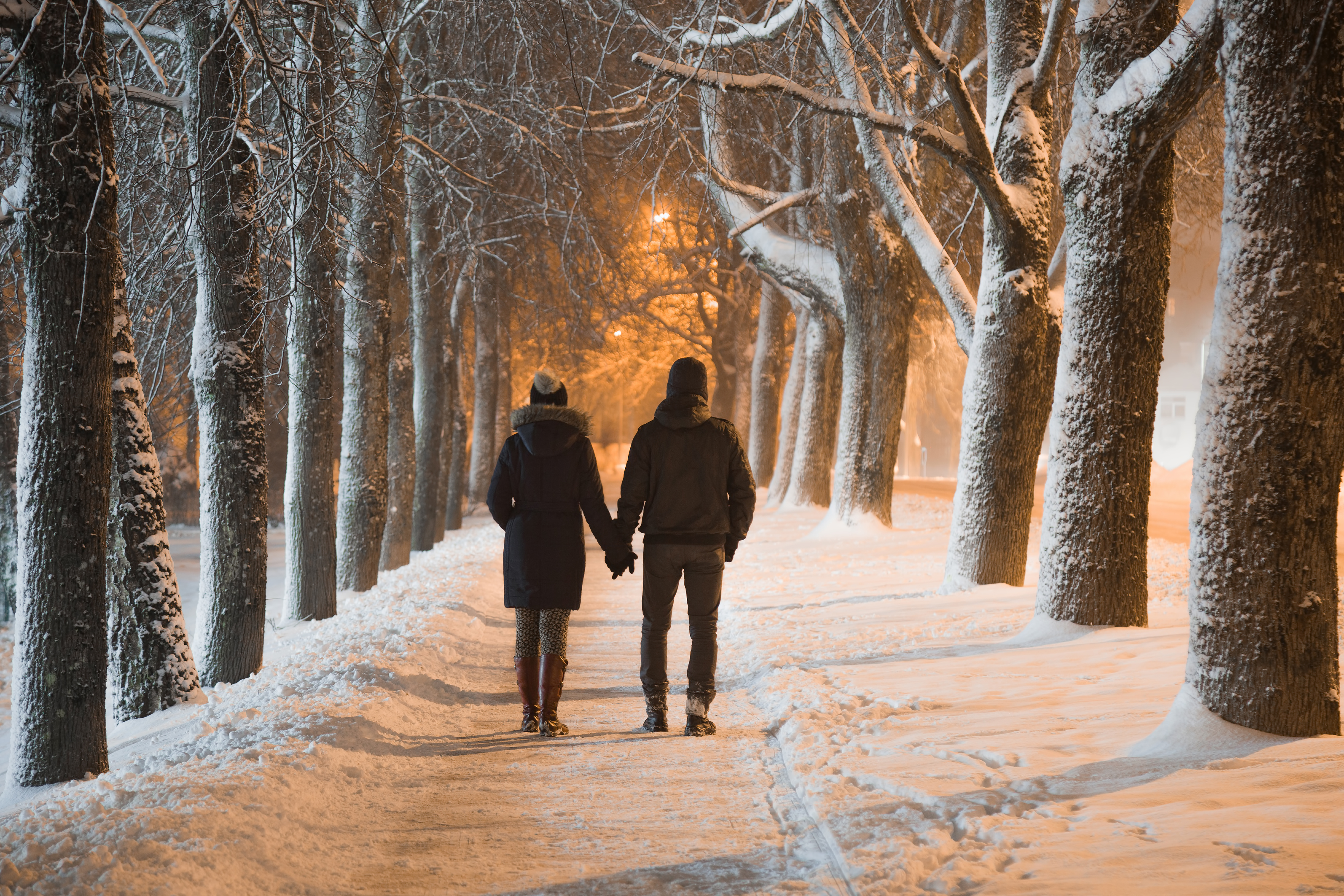 Ein Paar, das sich im Winter an den Händen hält | Quelle: Shutterstock