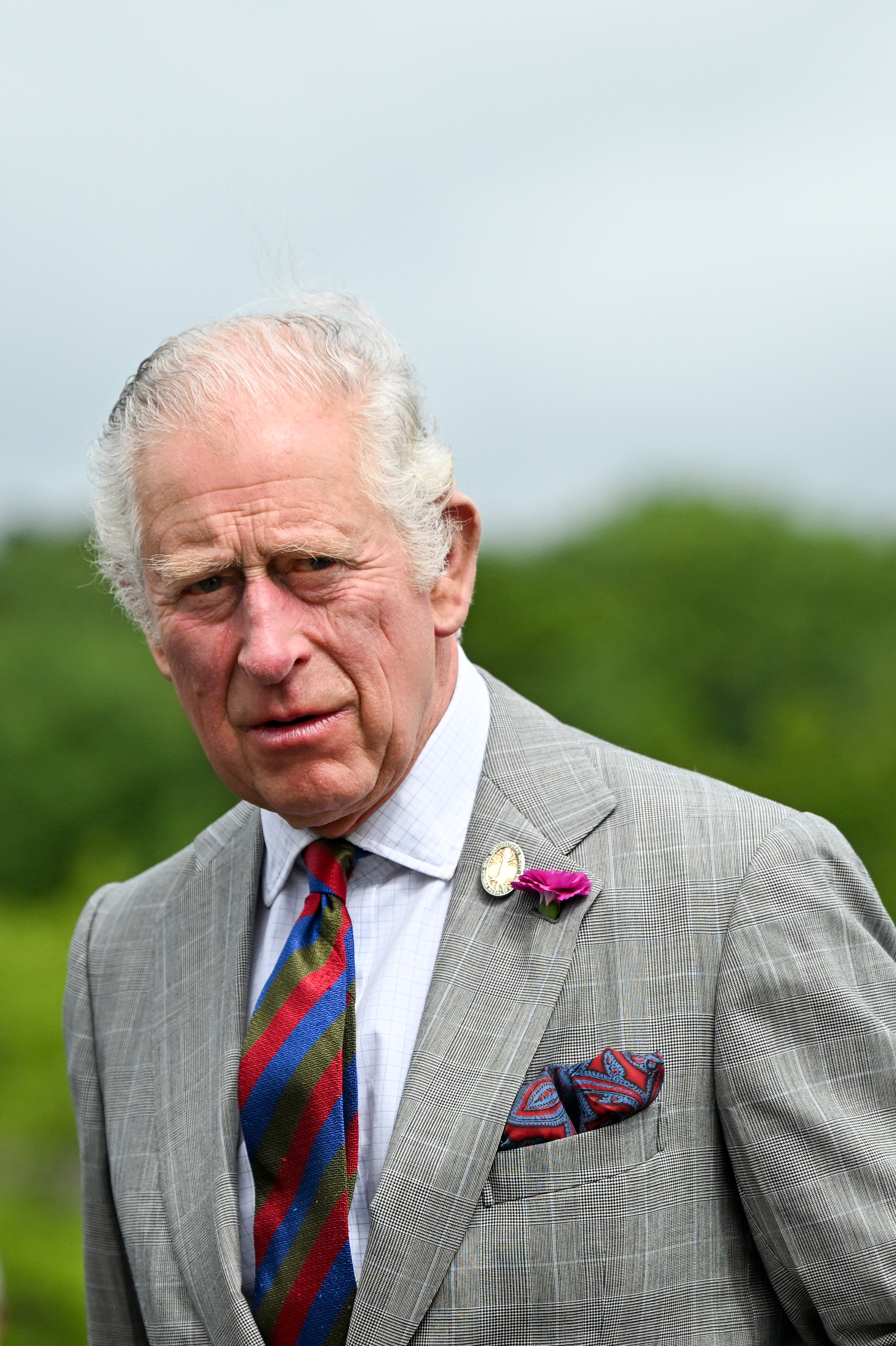 Prinz Charles, der damalige Prinz von Wales, bei einem Besuch des National Botanic Garden of Wales in Llanarthne, Wales, am 06. Juli 2022 | Quelle: Getty Images