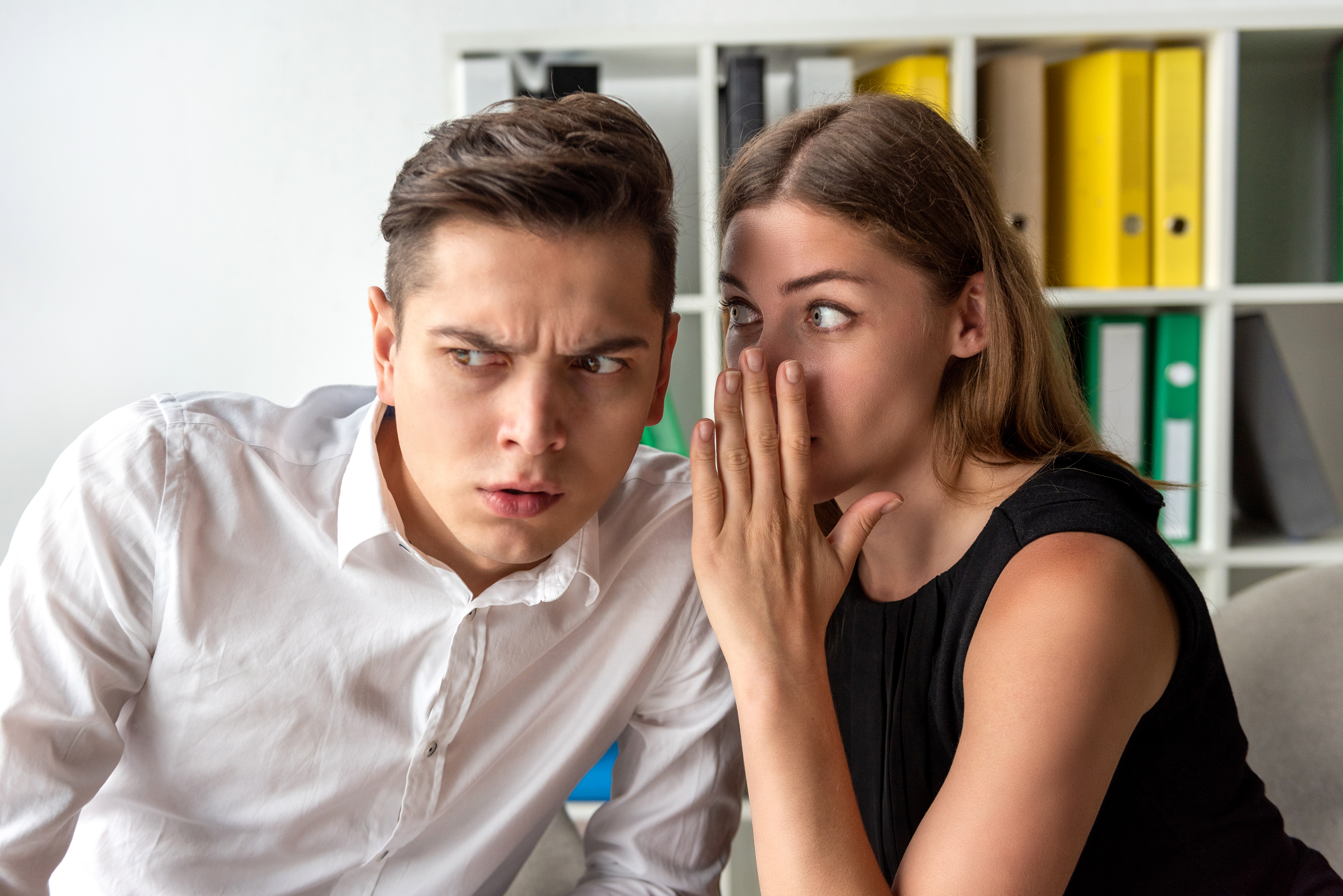 Frau im Büro beim Tratschen | Quelle: Getty Images