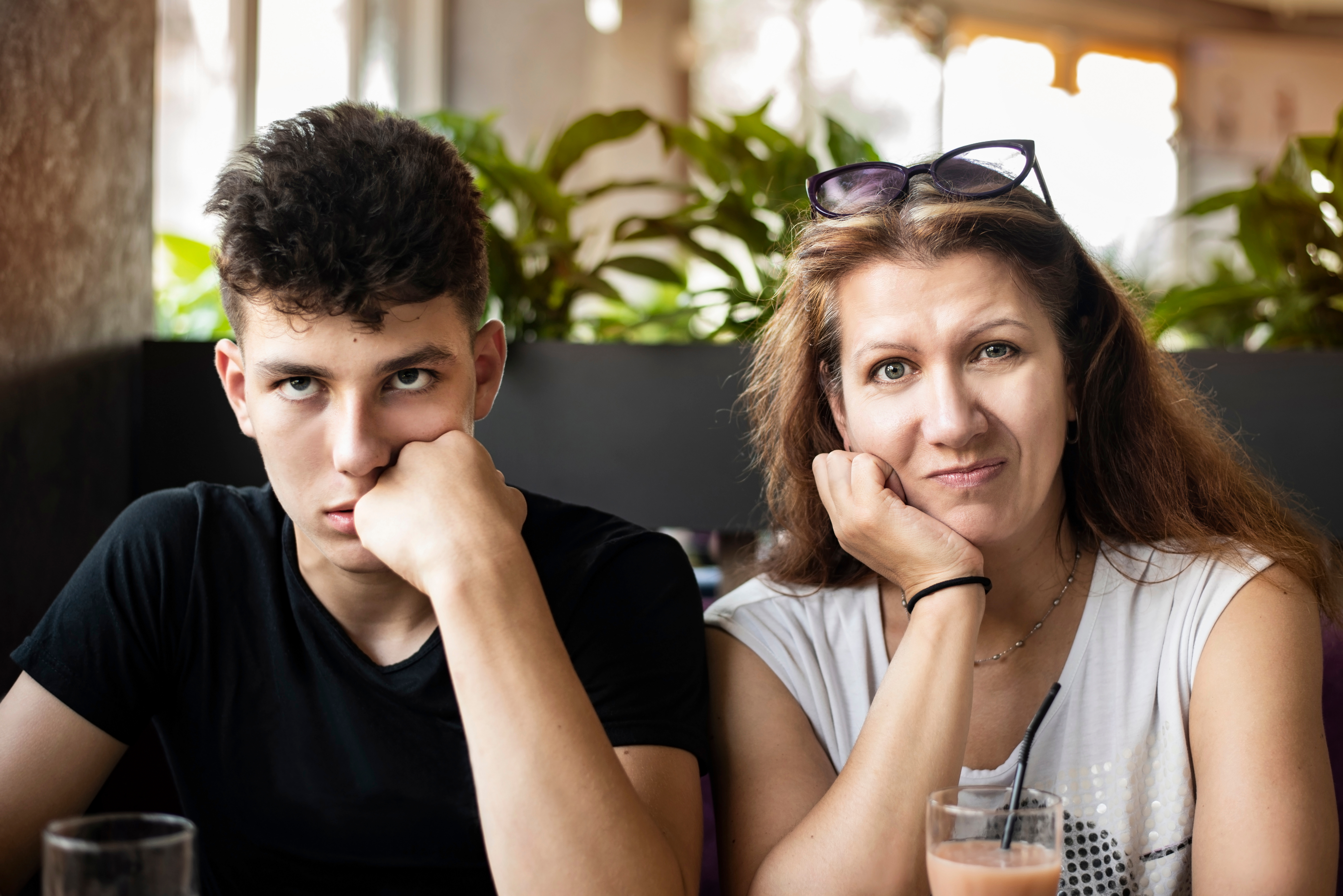 Eine Mutter und ihr Sohn schauen verärgert | Quelle: Shutterstock