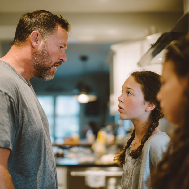 Vater und Tochter streiten sich, während die Mutter zusieht | Quelle: Midjourney