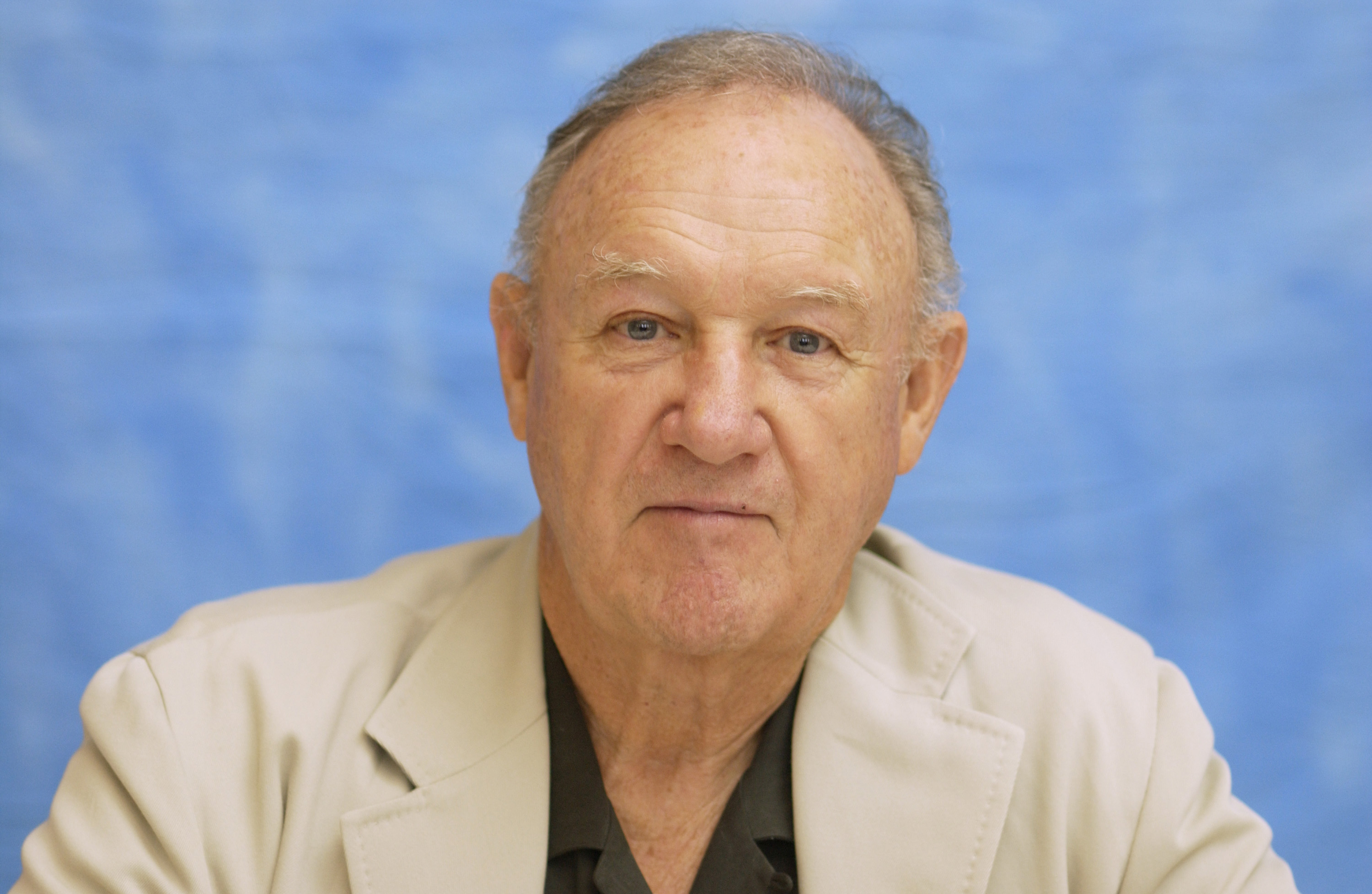 Gene Hackman bei einer Pressekonferenz, ca. 19. September 2003 | Quelle: Getty Images