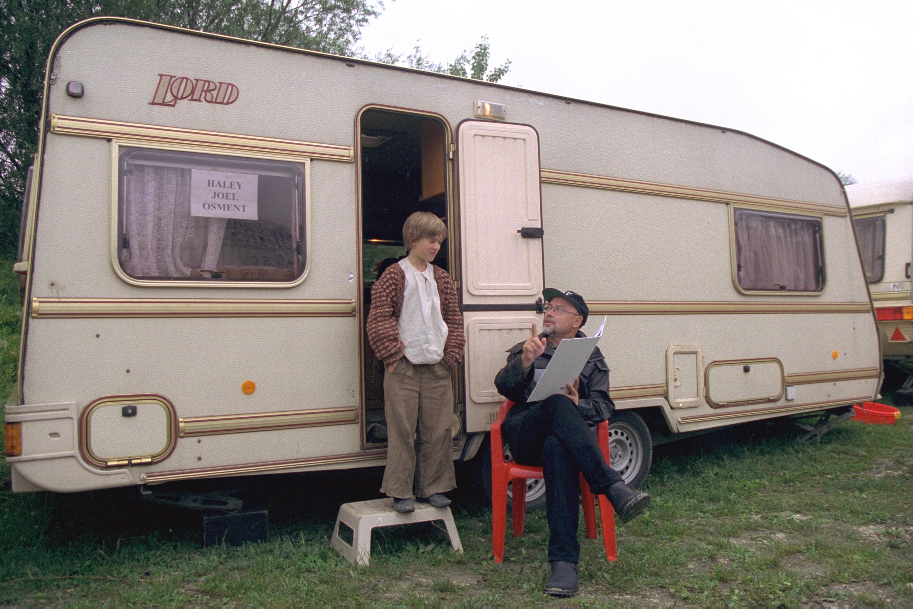 Haley Osment und Regisseur Yurek Bogayevicz am Set von "Edges of the Lord", 2000 | Quelle: Getty Images