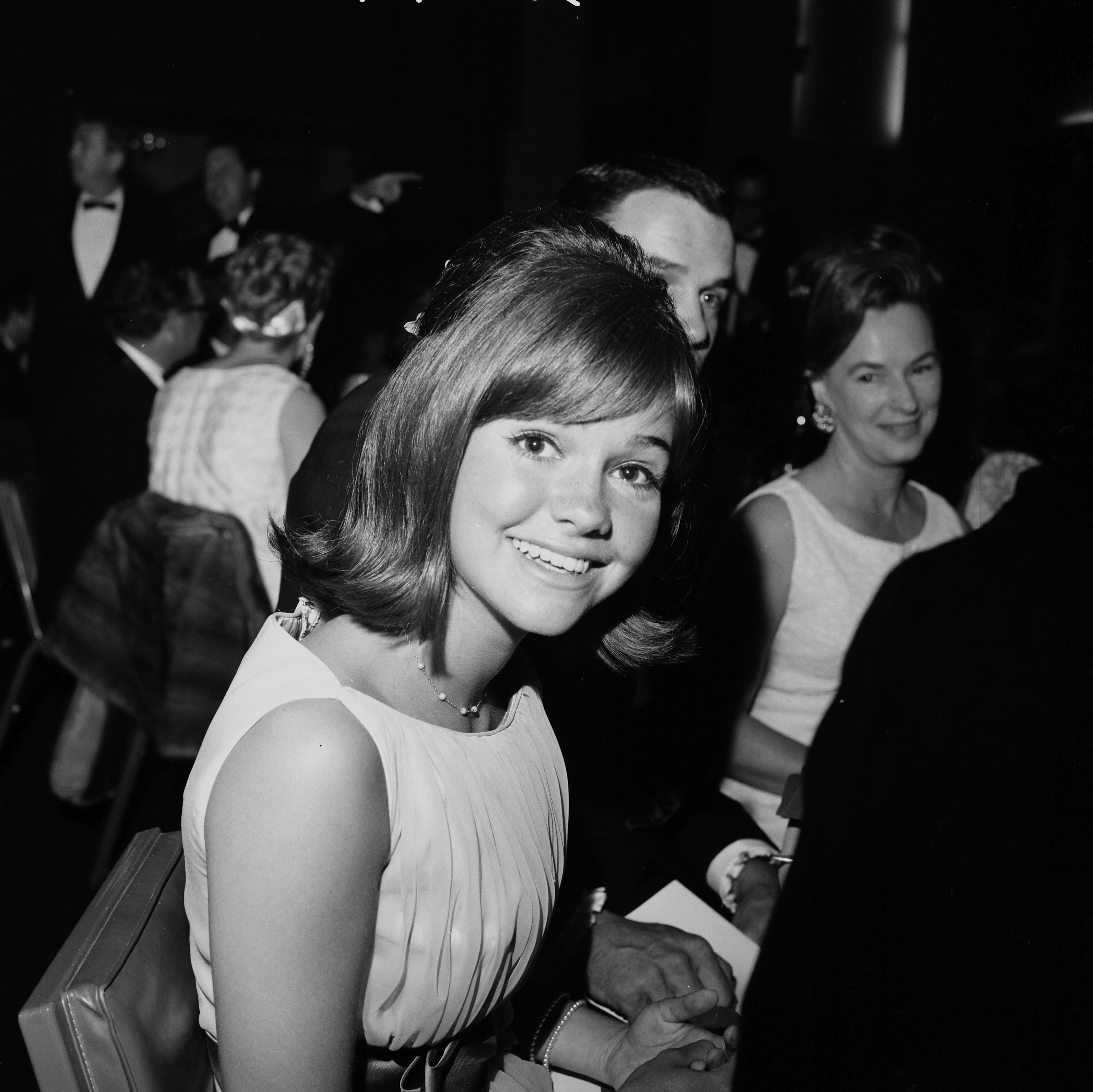 Sally Field auf einer Party, ca. 1958 | Quelle: Getty Images