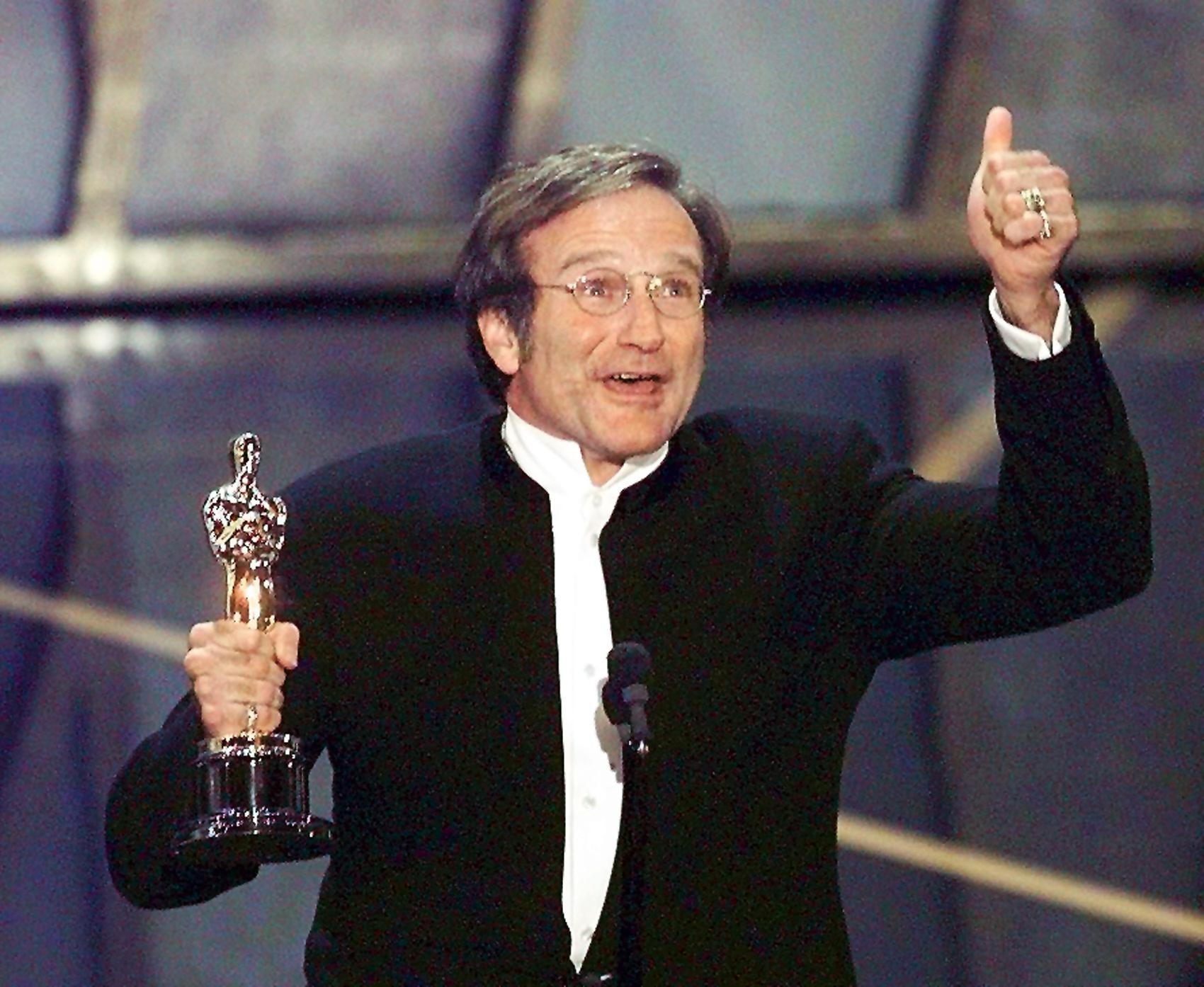 Robin Williams bei der Verleihung des Preises für den besten Nebendarsteller bei den 70. Academy Awards 1998 in Los Angeles | Quelle: Getty Images