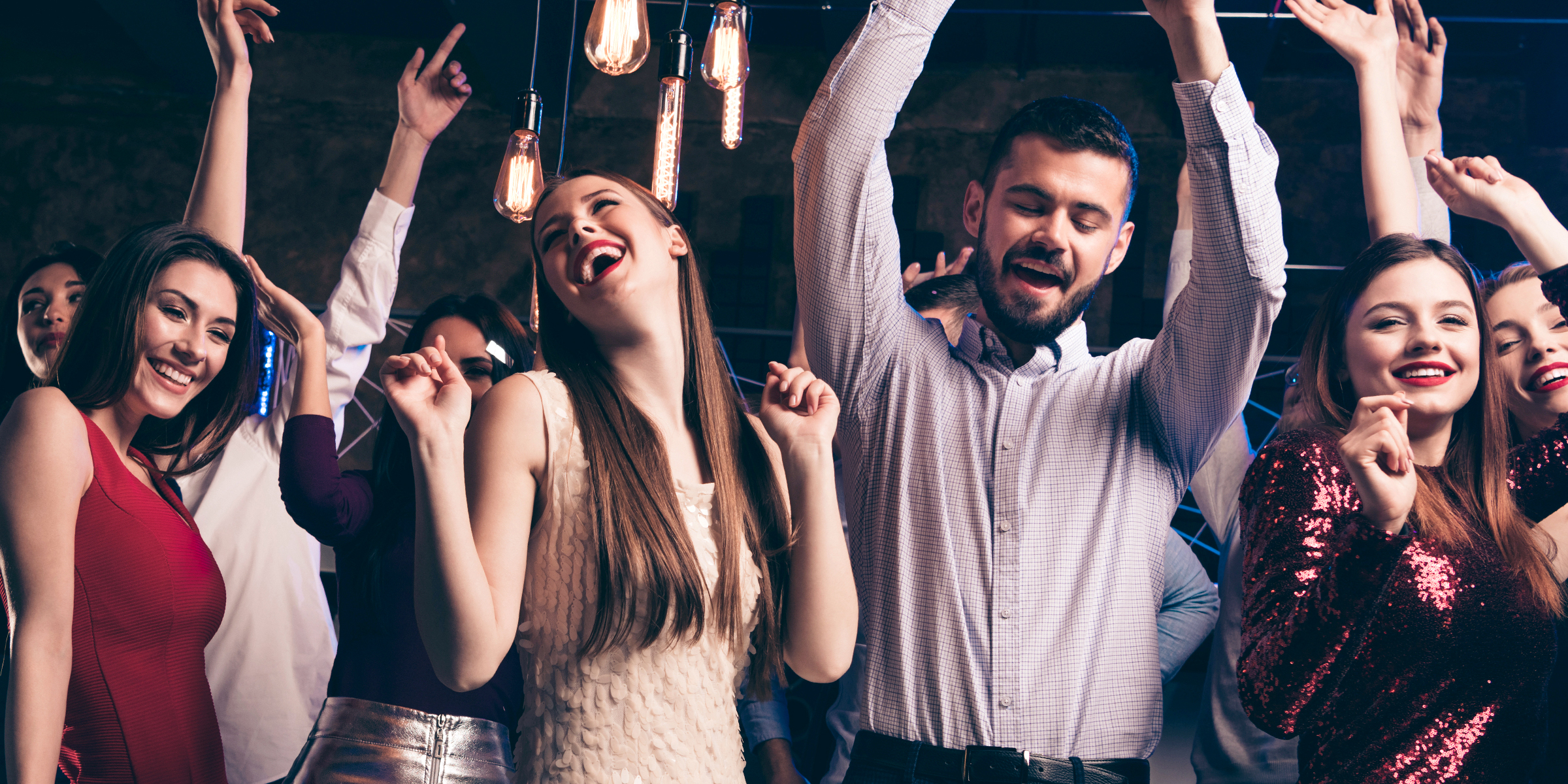 Freunde tanzen auf einer Party | Quelle: Shutterstock