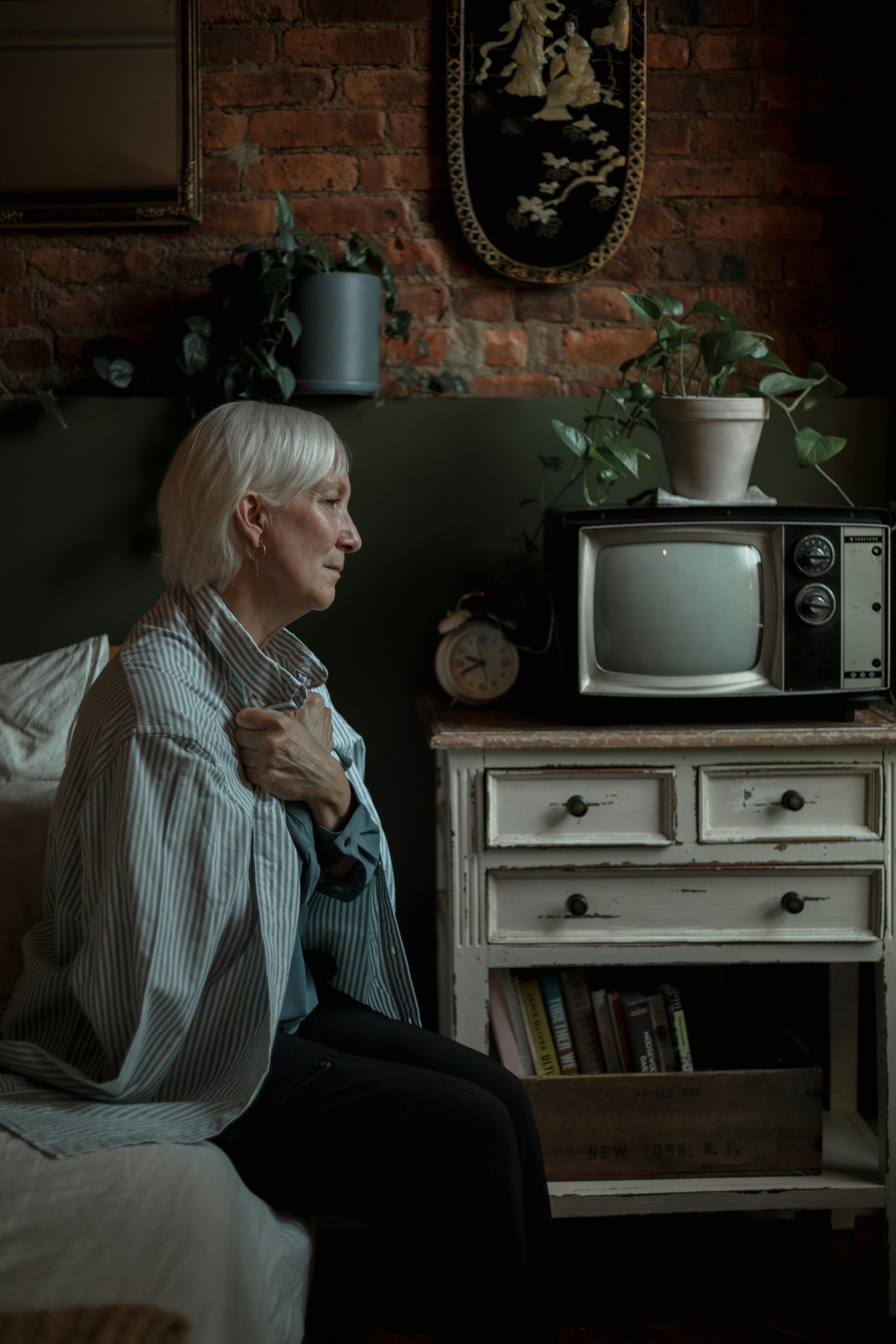 Eine traurige Frau, die auf einem Bett sitzt | Quelle: Pexels