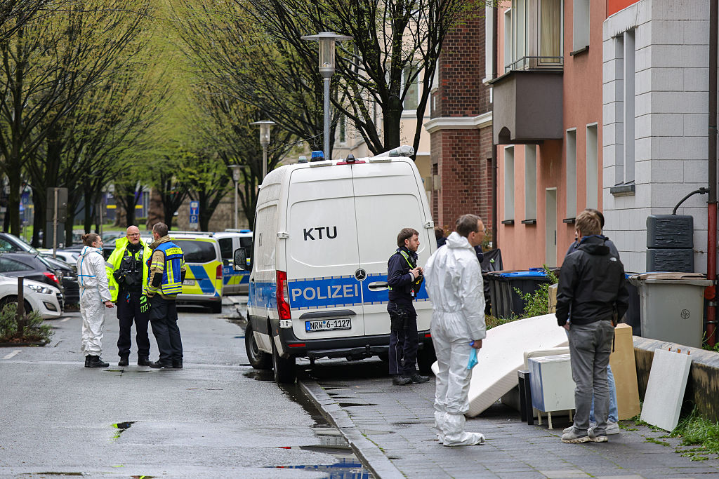 28. März 2026, Nordrhein-Westfalen, Witten: Polizeibeamte stehen auf dem Gehweg und der Straße vor dem Wohnhaus der Familie. | Quelle: Getty Images