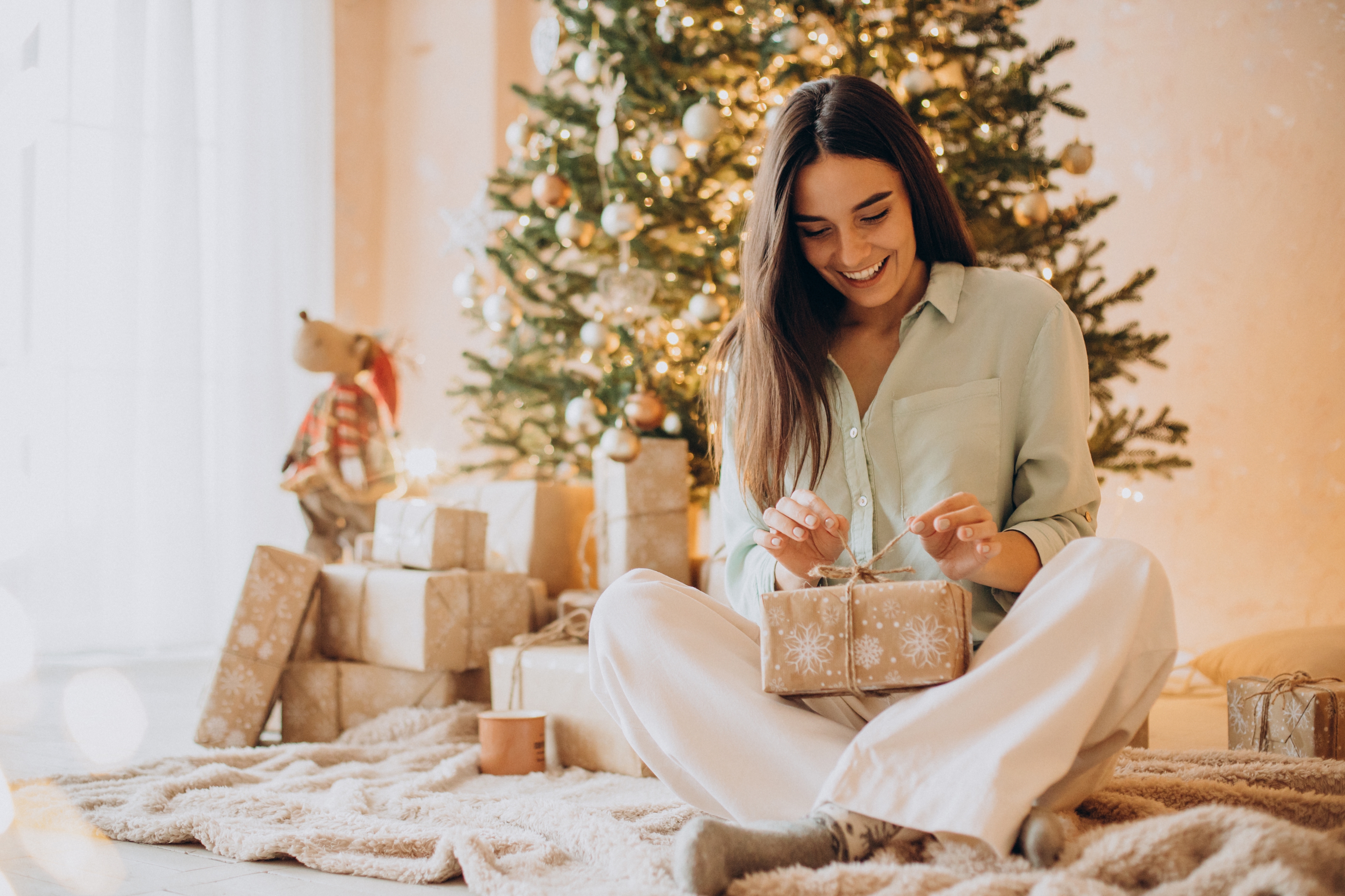 Eine Frau, die ein Geschenk öffnet | Quelle: Shutterstock