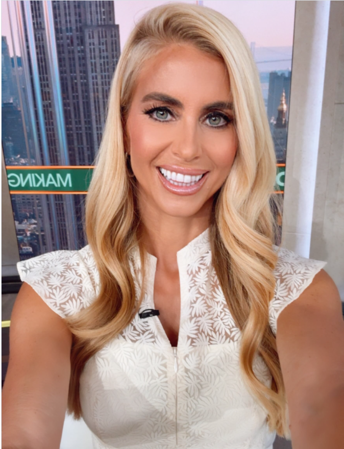Katie Zacharia lächelt für ein Foto in einem weißen, gemusterten, ärmellosen Outfit, wobei ihr langes blondes Haar in lockeren Wellen herabfällt. Vor ihrem jüngsten Termin hatte sie bereits Erfahrungen in der politischen Kommunikation gesammelt und Kontakte zur Pepperdine University geknüpft. | Quelle: Instagram/katiezacharia