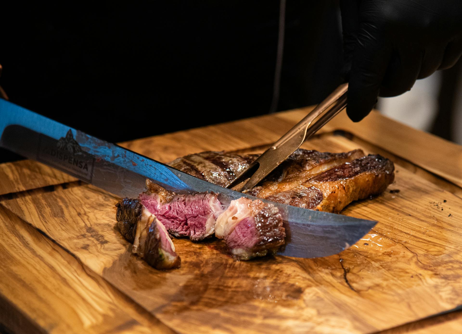 Ein Mann, der ein Steak schneidet | Quelle: Pexels