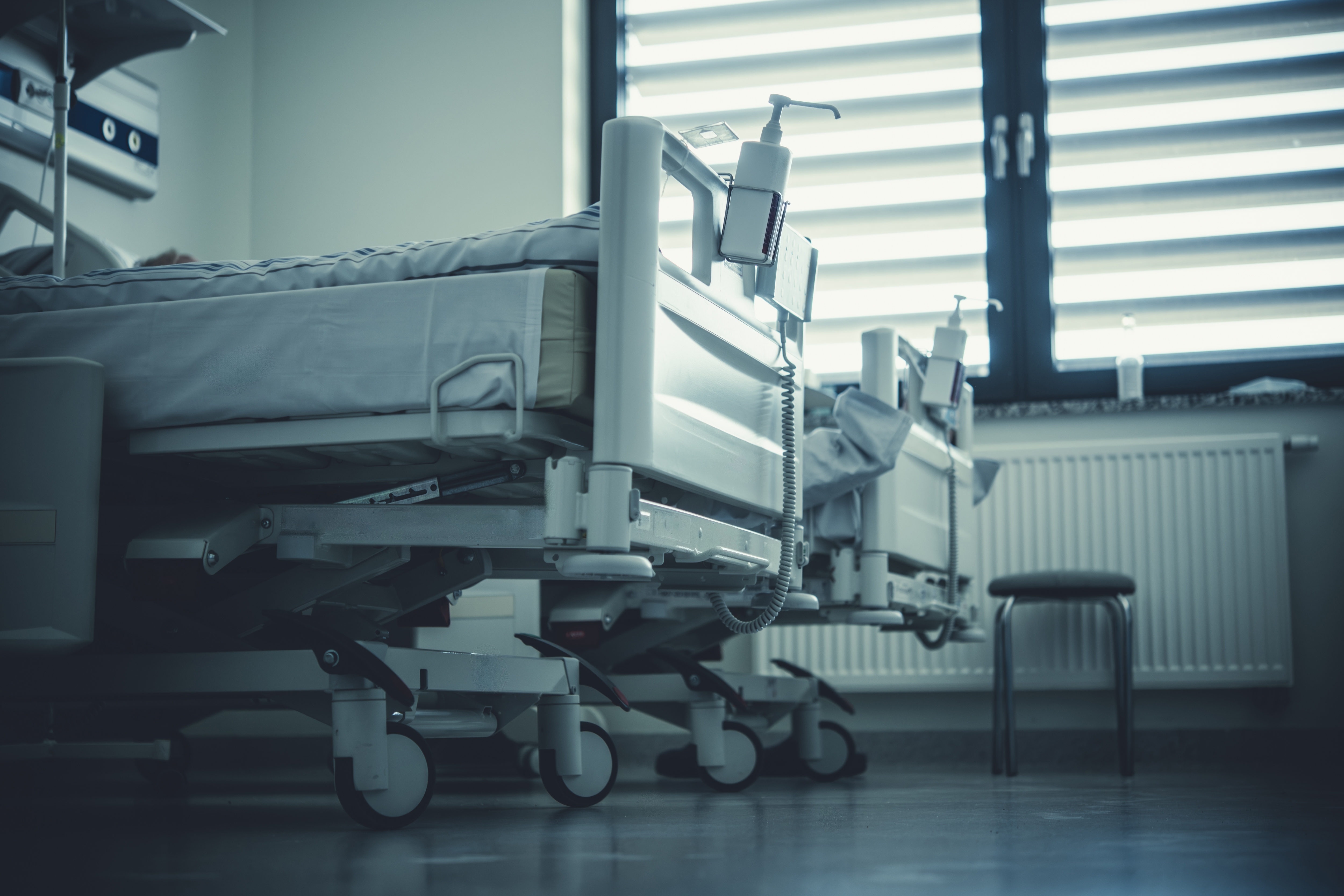 Betten in einem Krankenhauszimmer. | Quelle: Shutterstock
