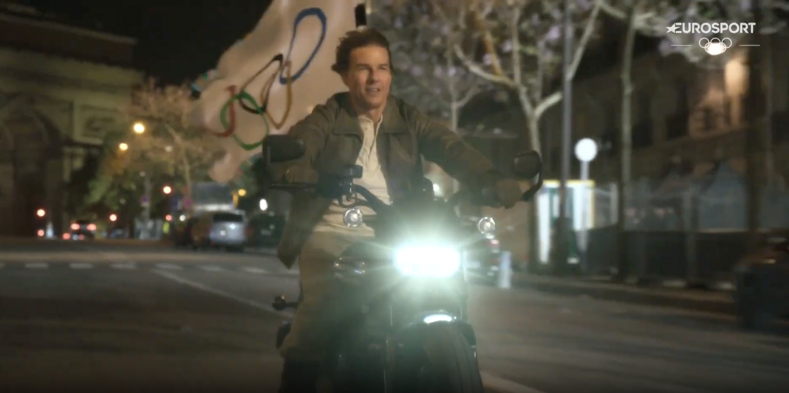 Tom Cruise beim Abschied mit der olympischen Flagge, gepostet am 12. August 2024 | Quelle: YouTube/Eurosport