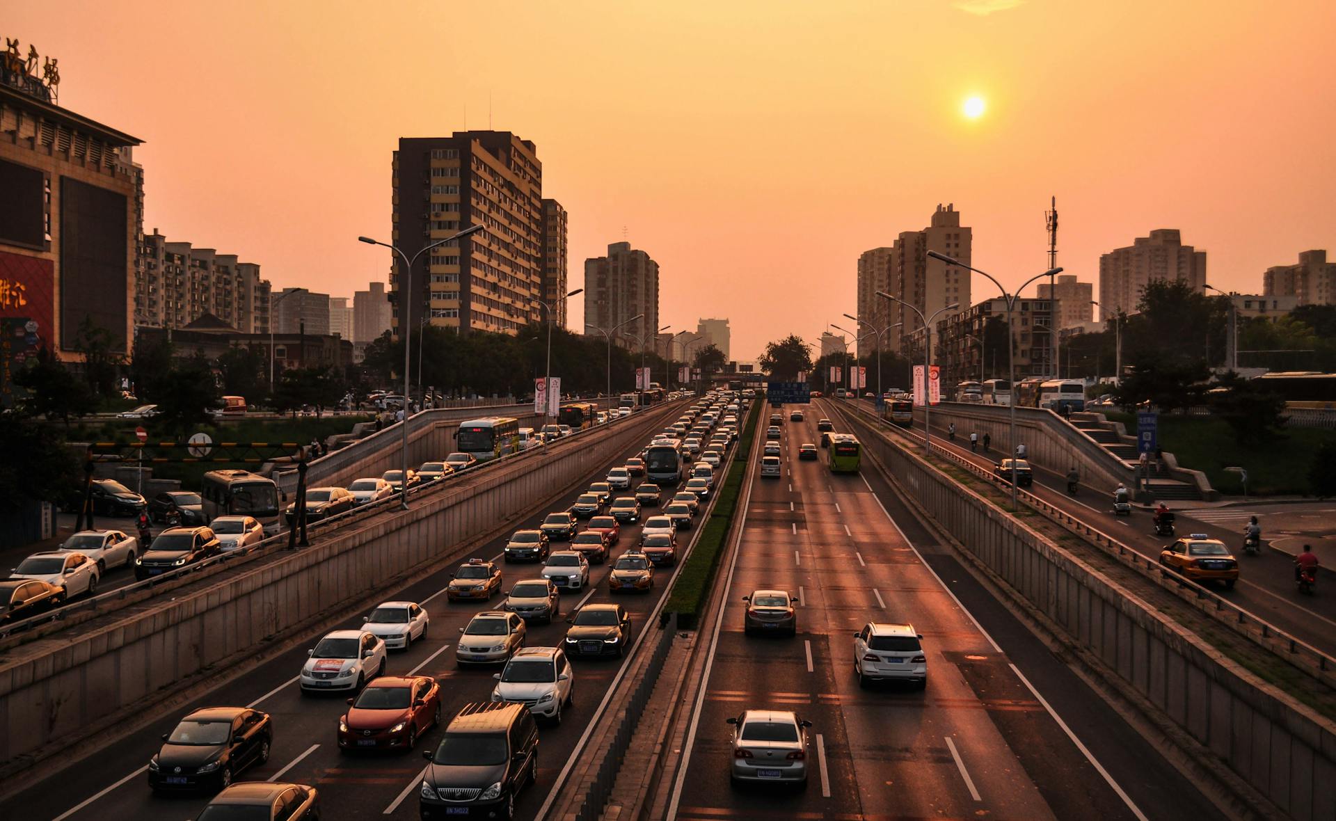 Carros em uma estrada rural | Fonte: Pexels