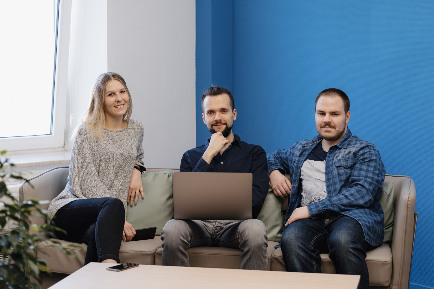 Drei Menschen sitzen in einem Büro | Quelle: Freepik