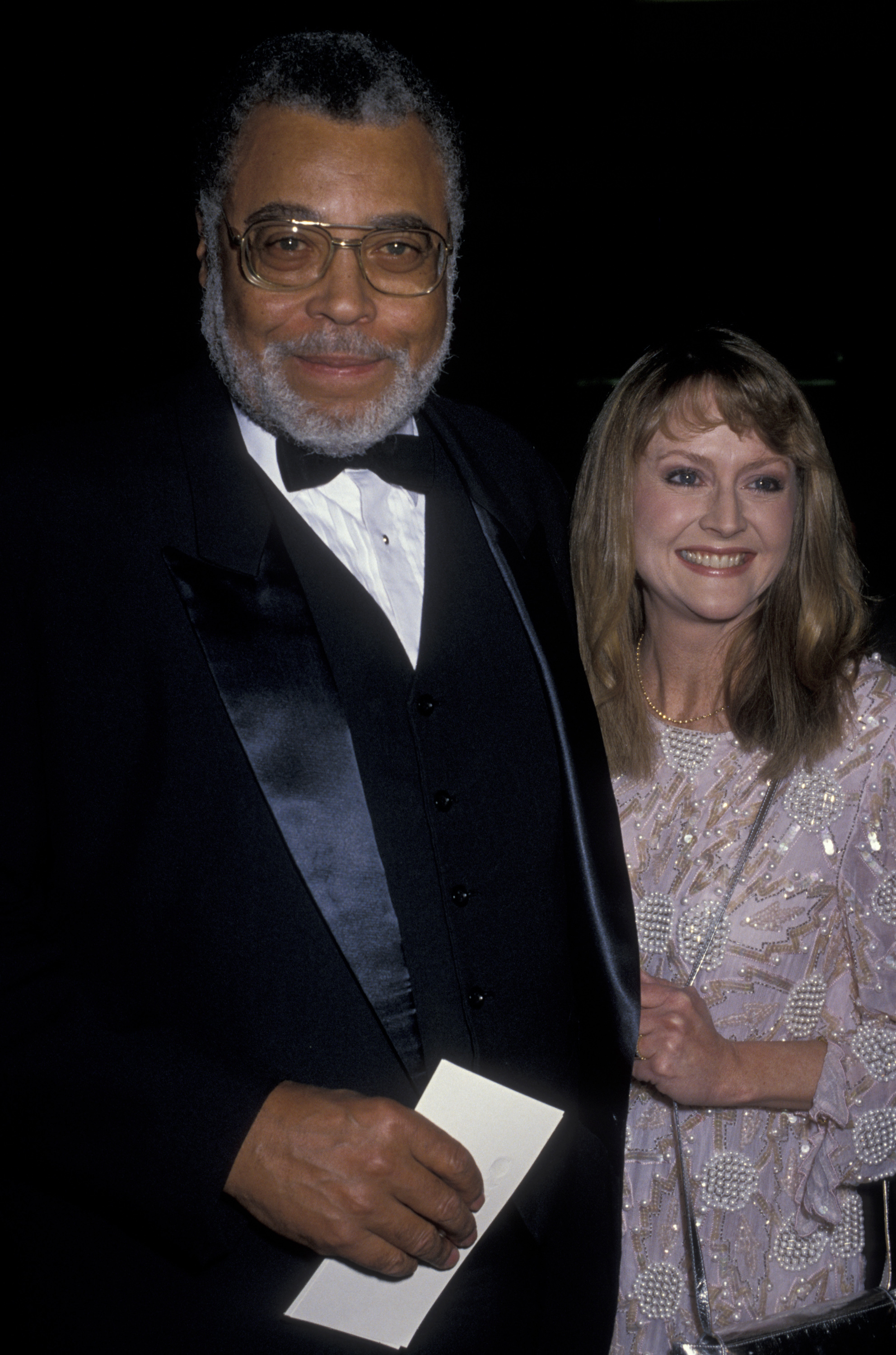 James Earl Jones und Cecilia Hart bei den 47. jährlichen Golden Globe Awards am 20. Januar 1990 in Beverly Hills, Kalifornien. | Quelle: Getty Images